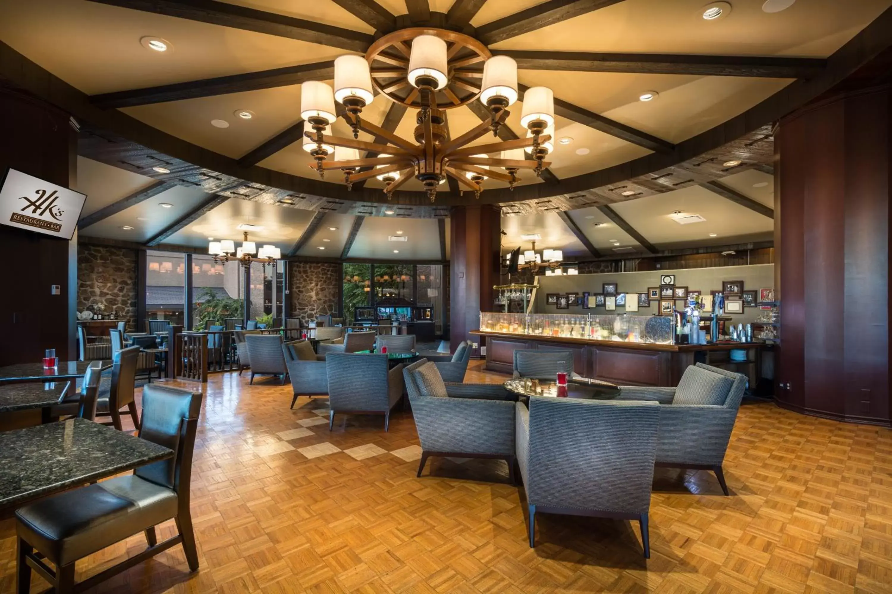 Lounge or bar, Restaurant/Places to Eat in Lodge of Four Seasons Golf Resort, Marina & Spa