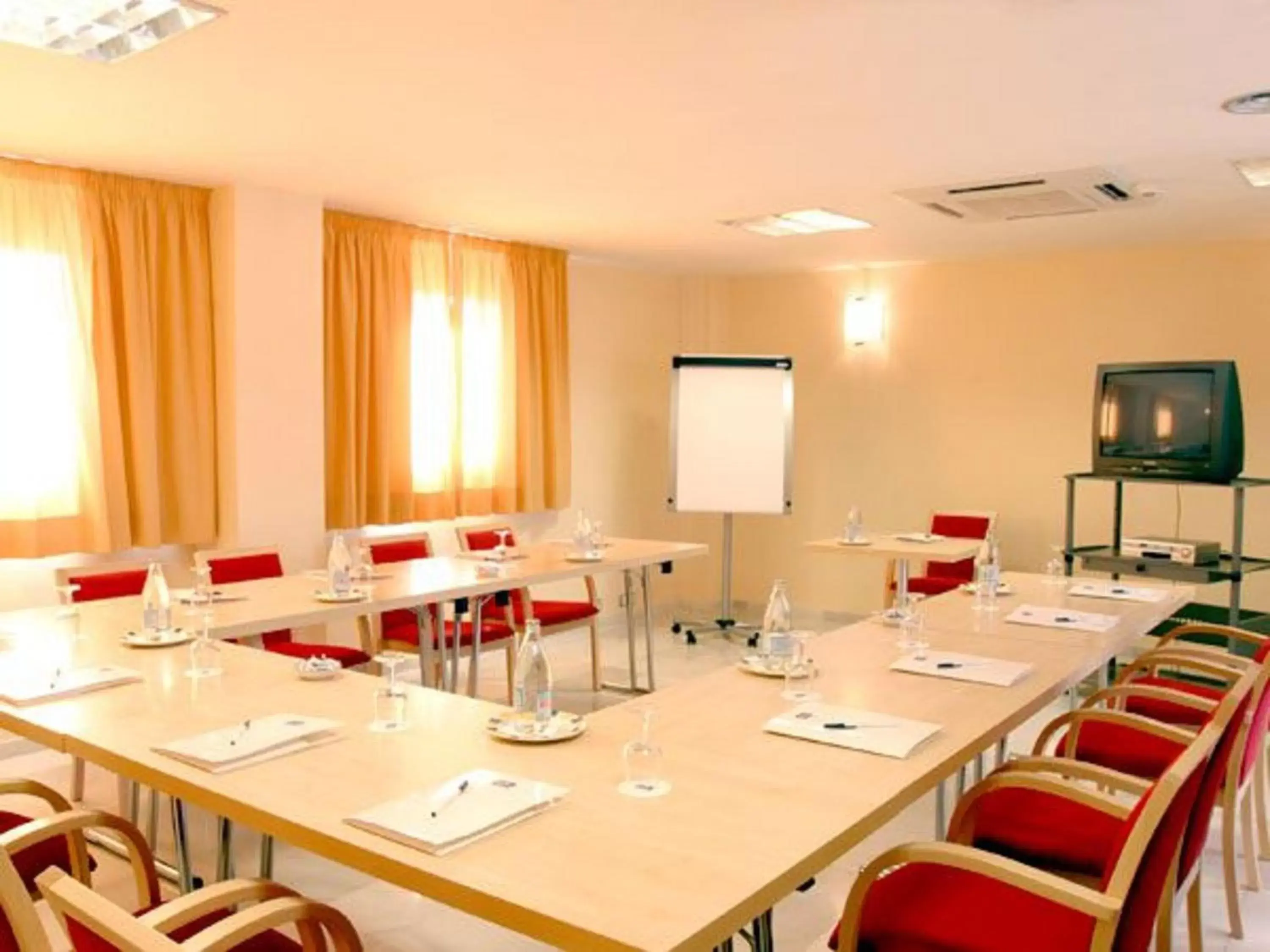 Meeting/conference room in Hotel Holiday Inn Express Madrid-Rivas