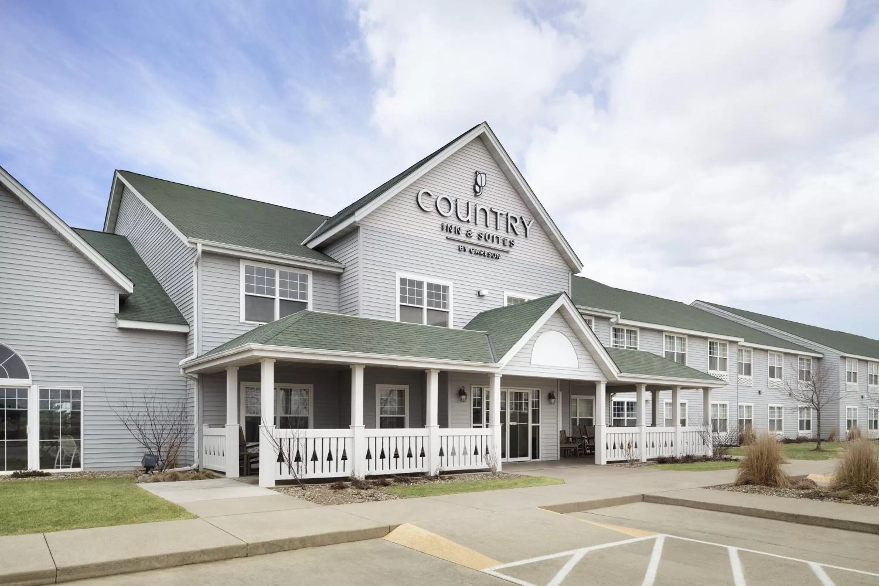 Facade/entrance in Country Inn & Suites by Radisson, Grinnell, IA