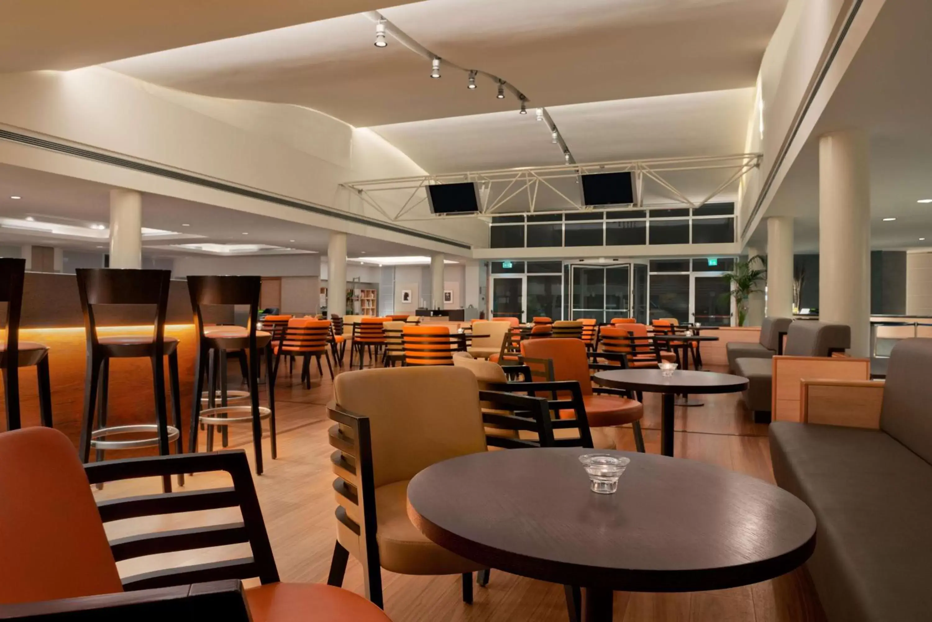 Lounge or bar, Restaurant/Places to Eat in Hilton Garden Inn Rome Airport