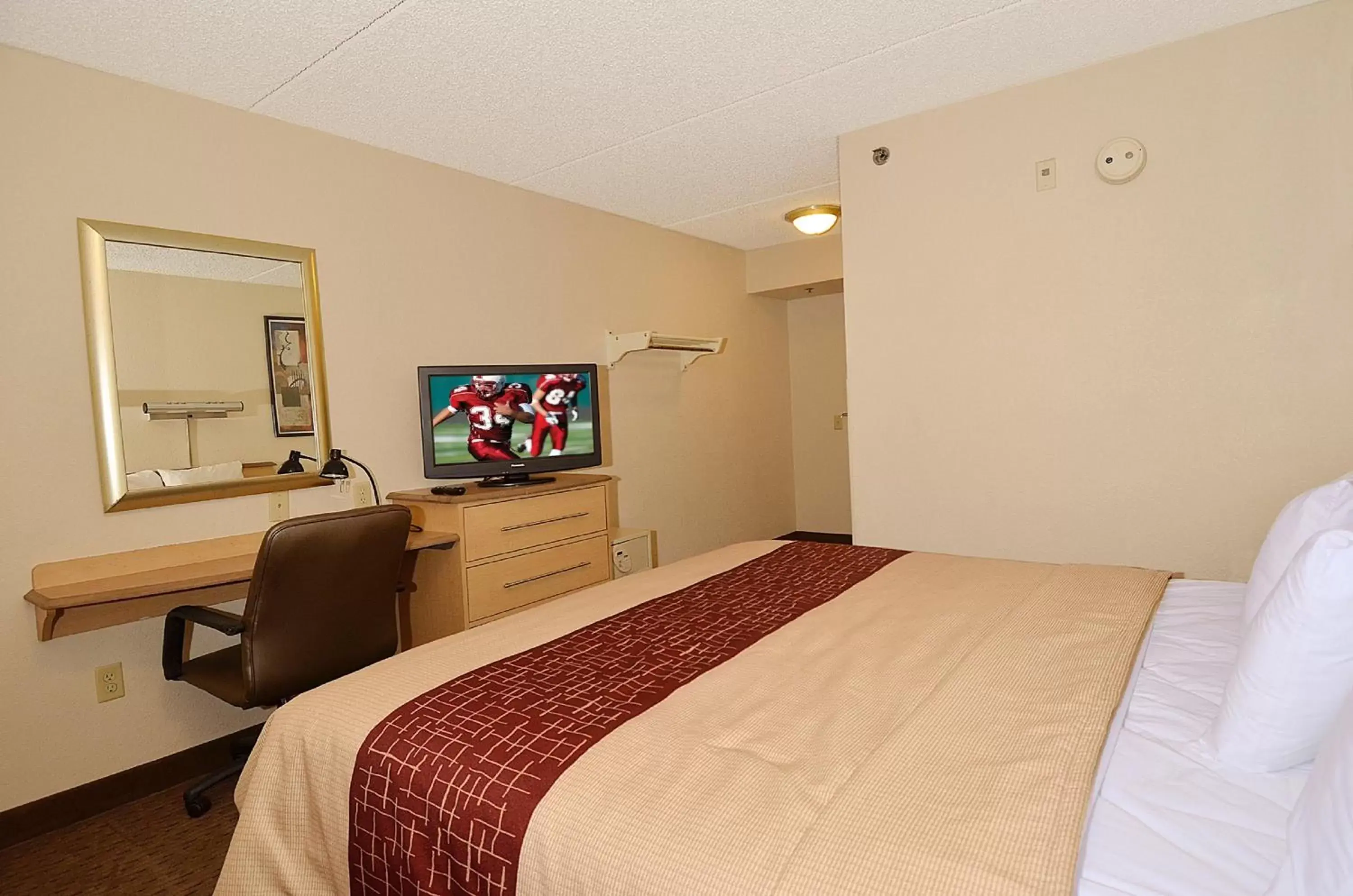 Photo of the whole room, Bed in Red Roof Inn San Antonio Airport