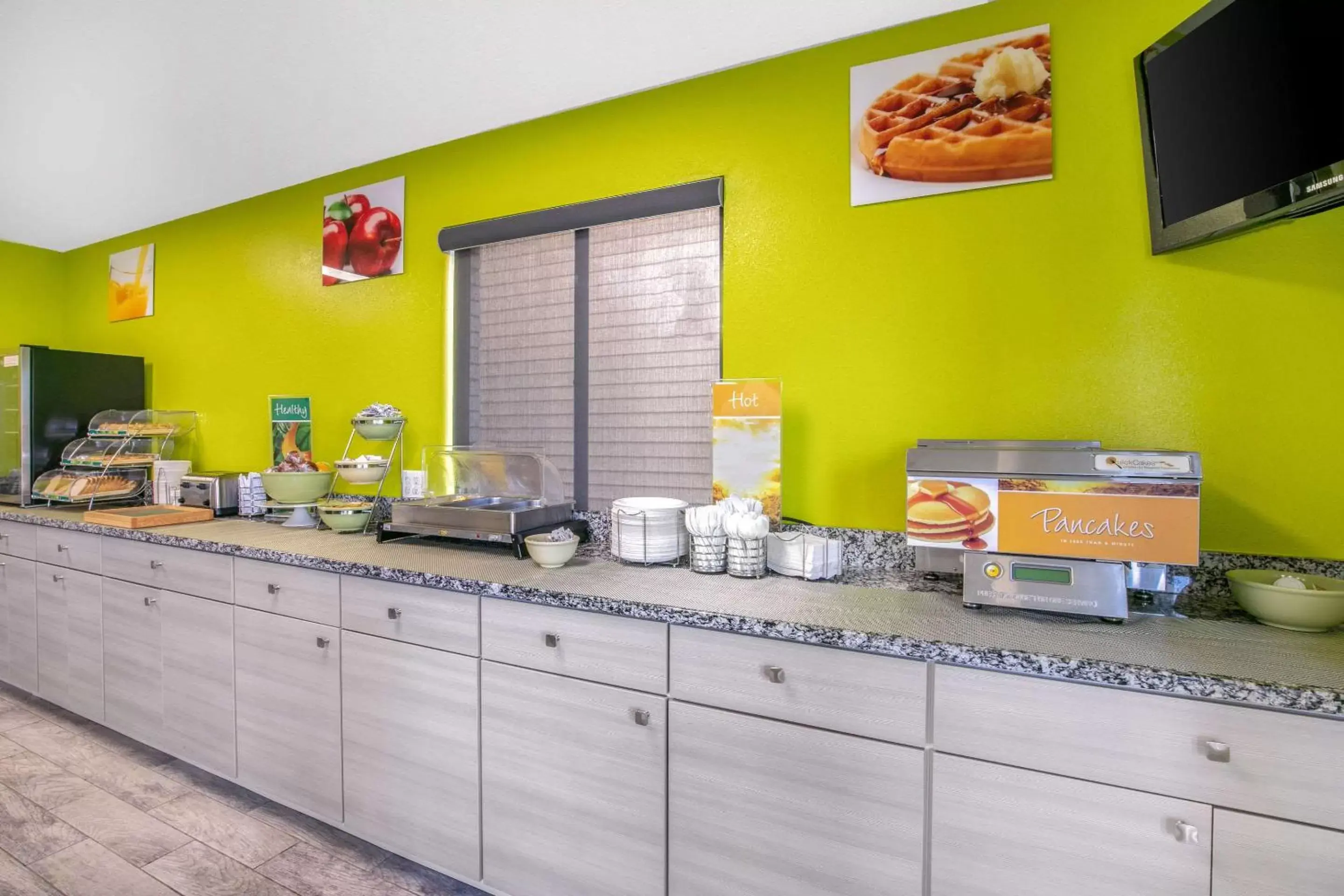 Breakfast, Kitchen/Kitchenette in Quality Inn & Suites Metropolis I-24