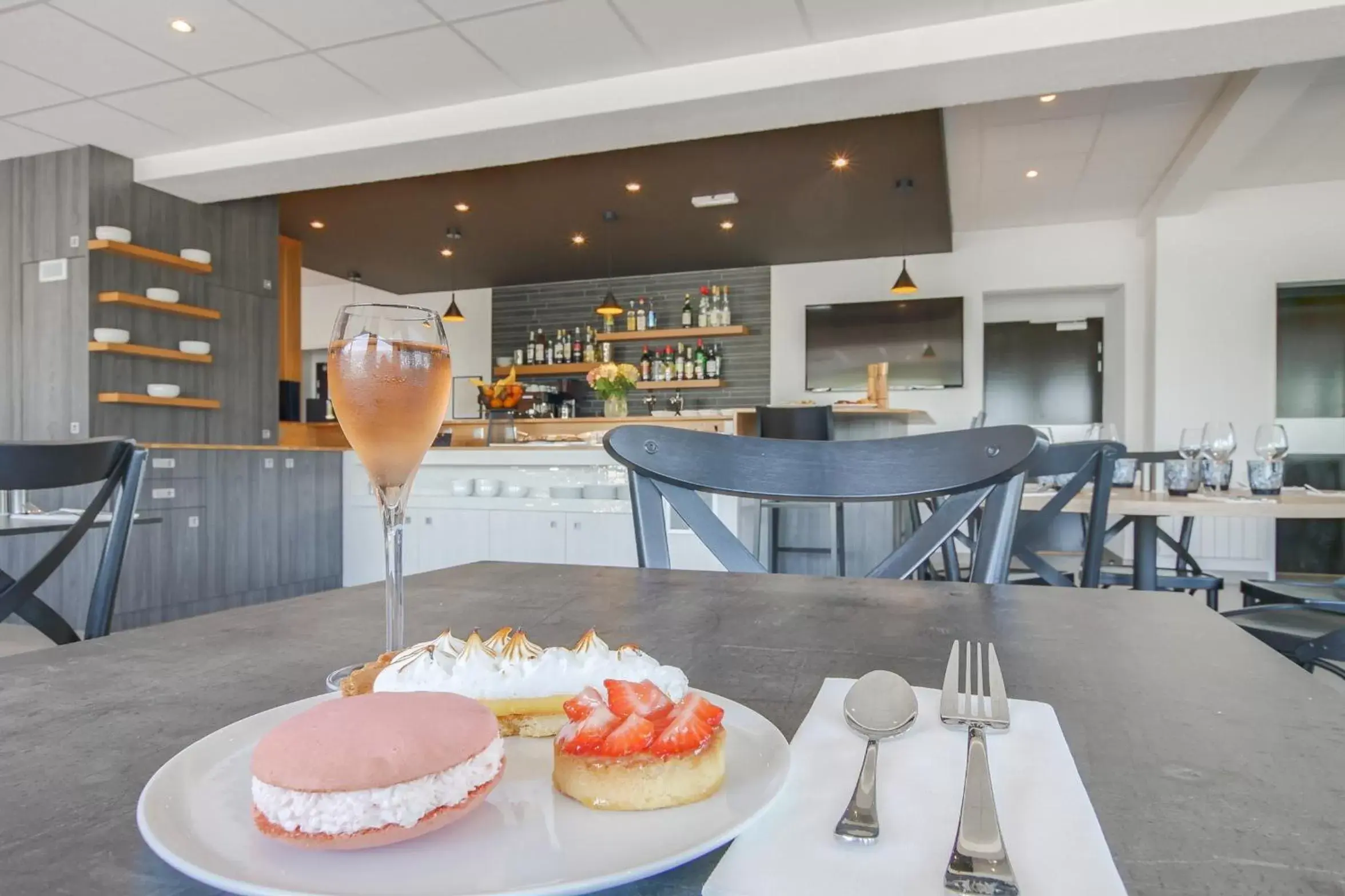 Dining area in Brit Hotel Reims La Neuvillette