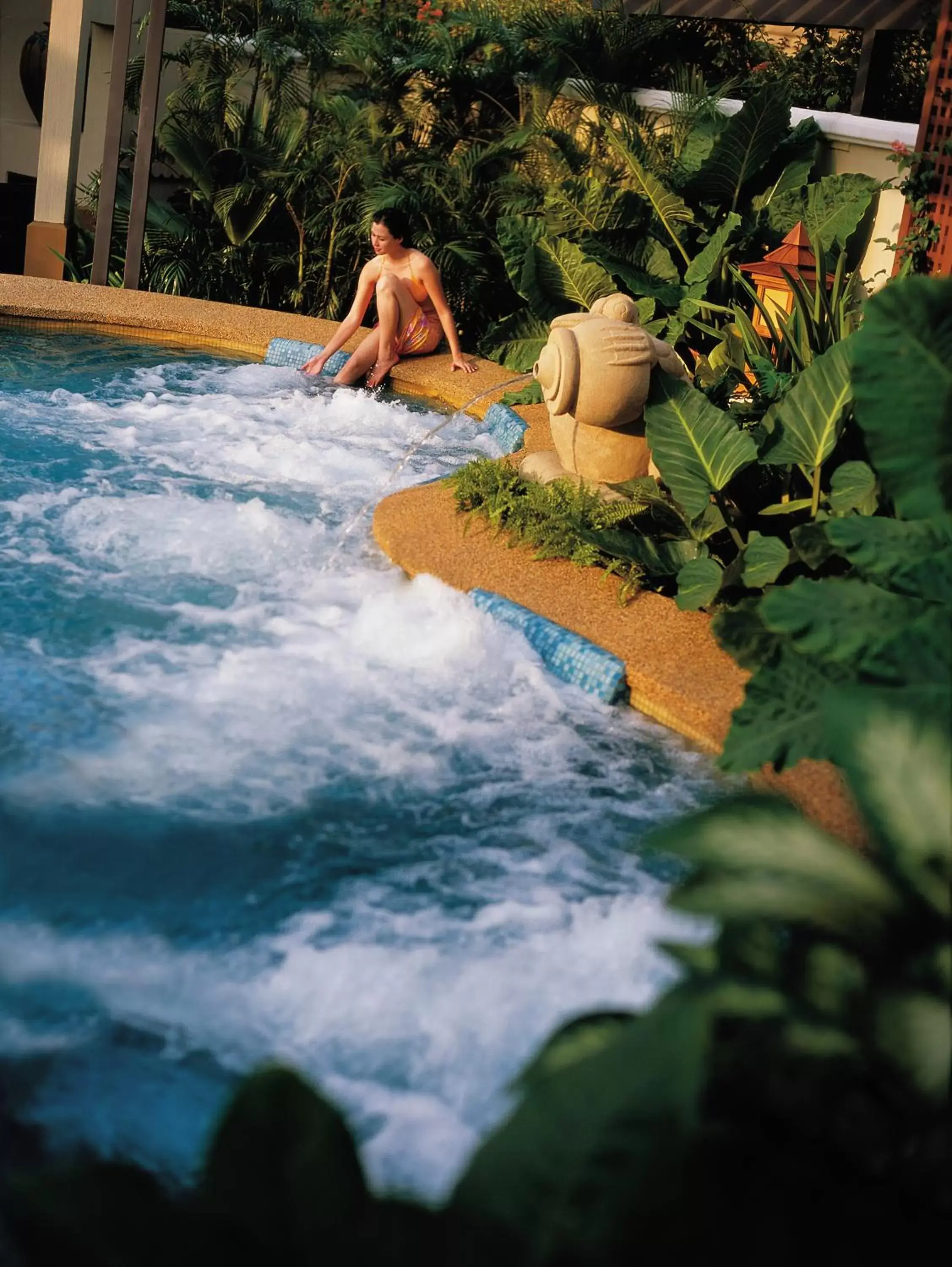 Swimming pool in Shangri-La Mactan, Cebu Swimming pool in Shangri-La Mactan, Cebu