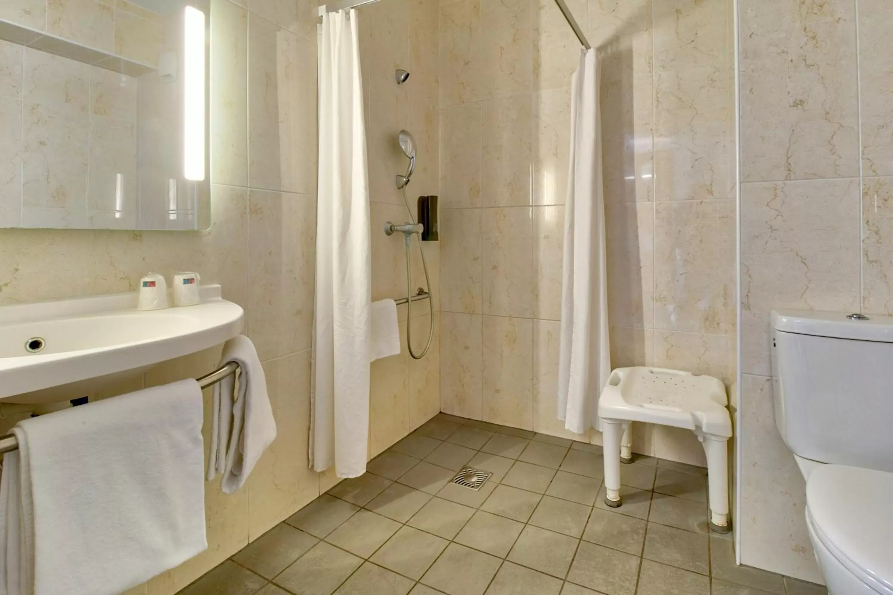 Bathroom in B&B HOTEL Bayonne Tarnos