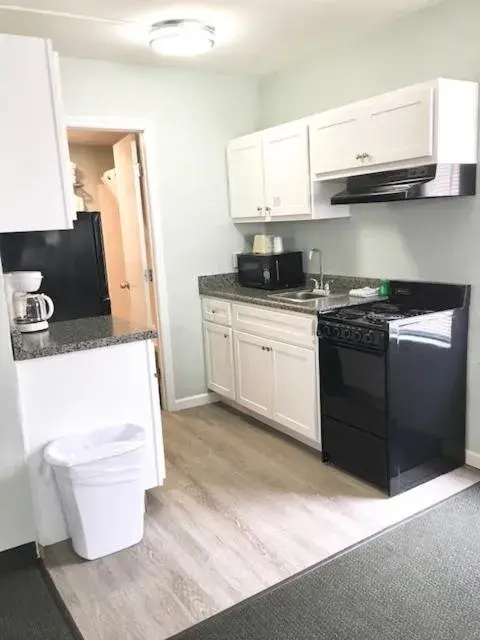 Kitchen/Kitchenette in Ocean Plaza Motel