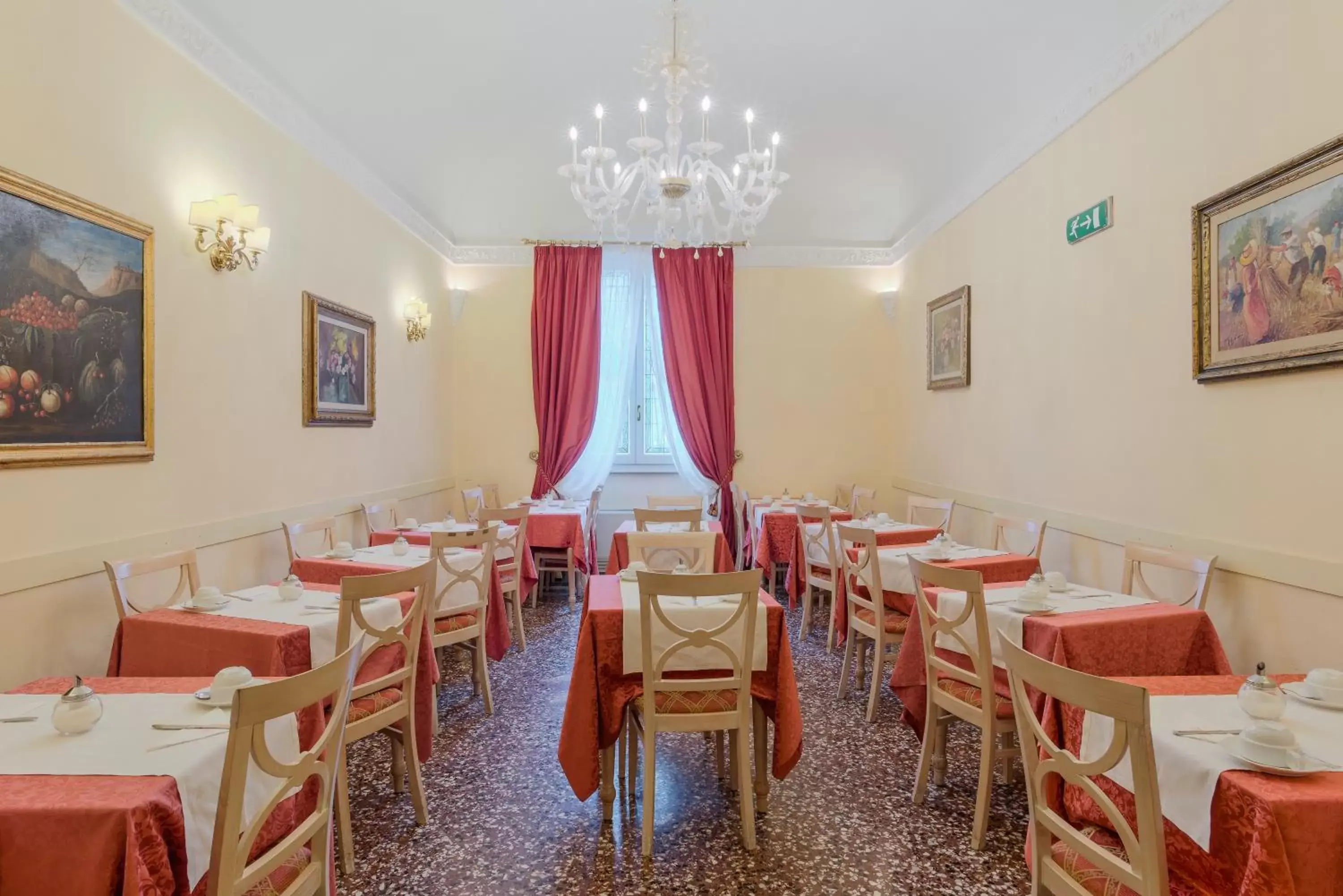 Restaurant/places to eat in Hotel Donatello