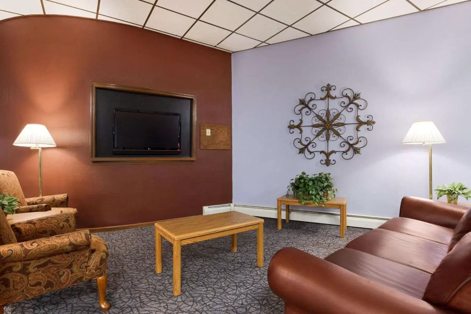 Communal lounge/ TV room, TV/Entertainment Center in Travelodge by Wyndham Motel of St Cloud