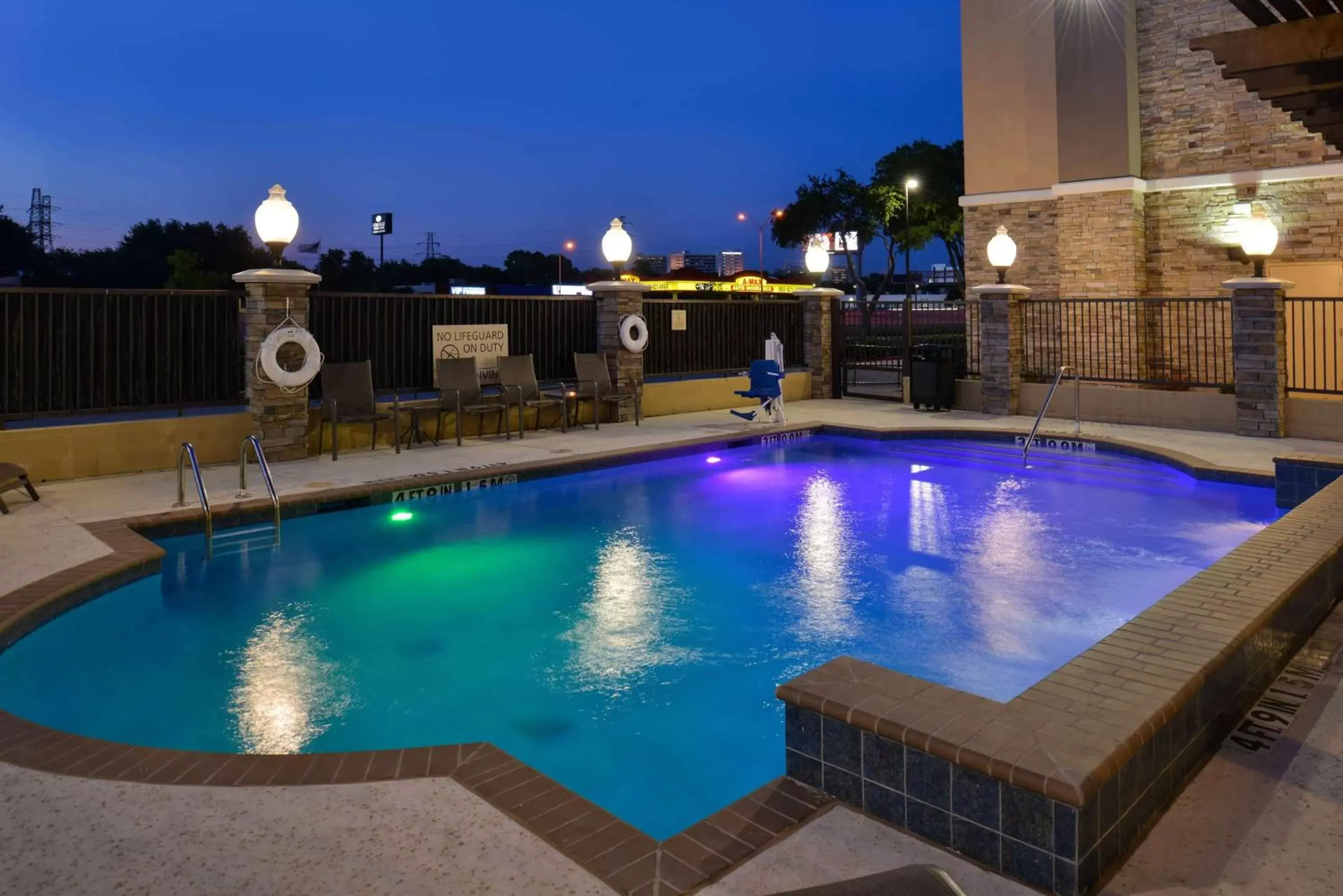 Pool view, Swimming Pool in Hampton Inn & Suites Dallas Market Center