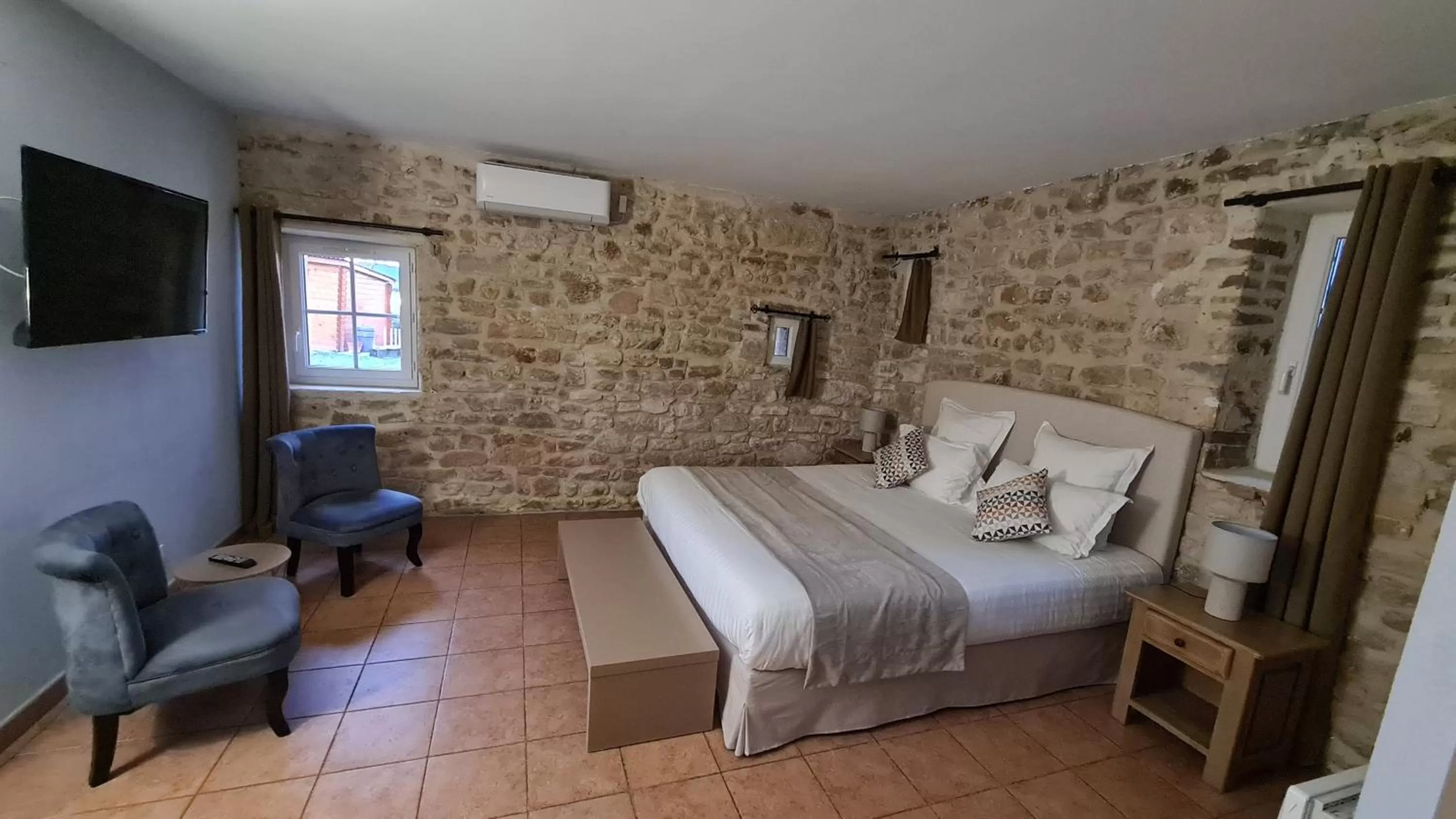 Photo of the whole room, Bed in Logis Hôtel La Bastide Saint Bach