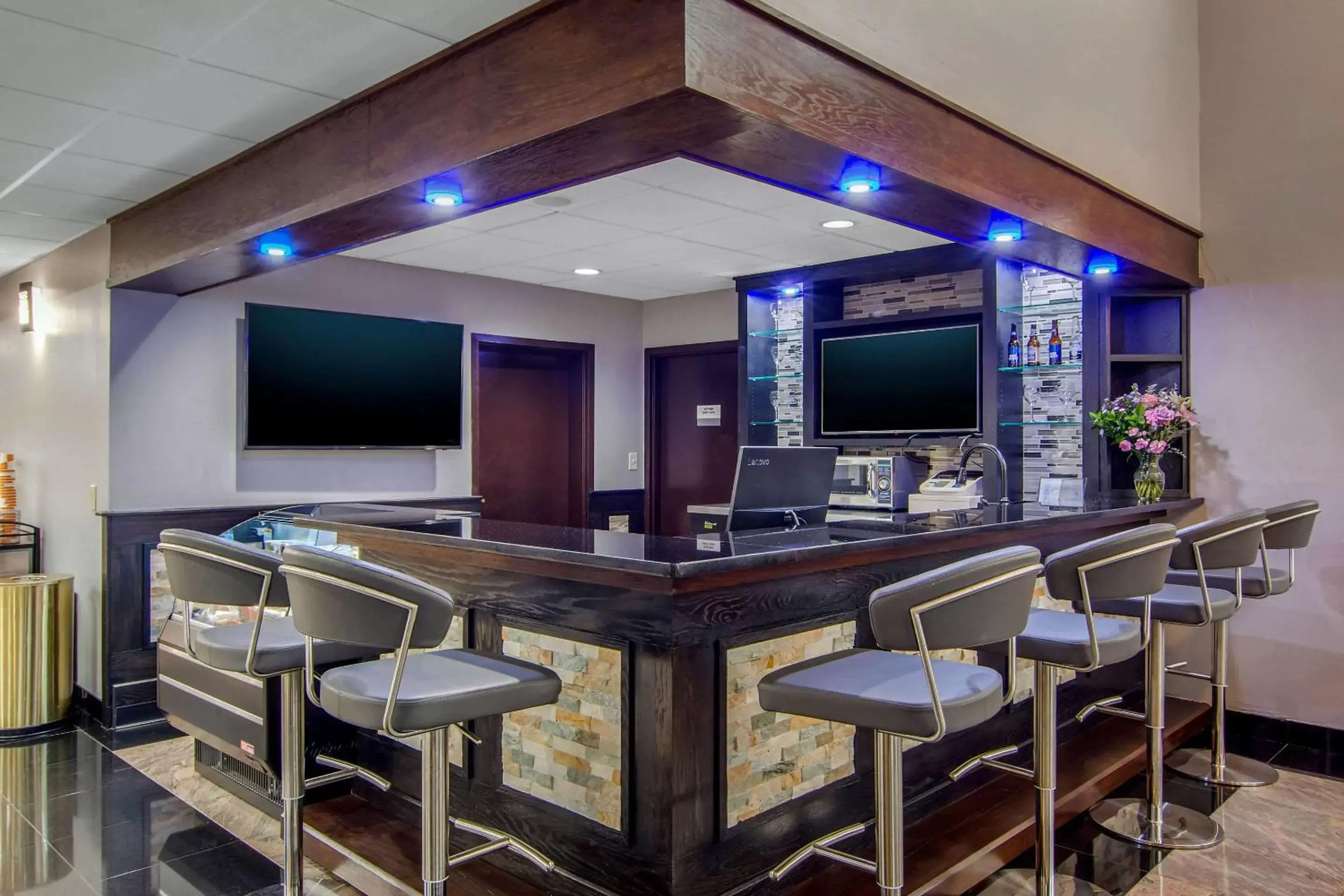 Lounge or bar in Clarion Suites Duluth I-85 Lounge or bar in Clarion Suites Duluth I-85