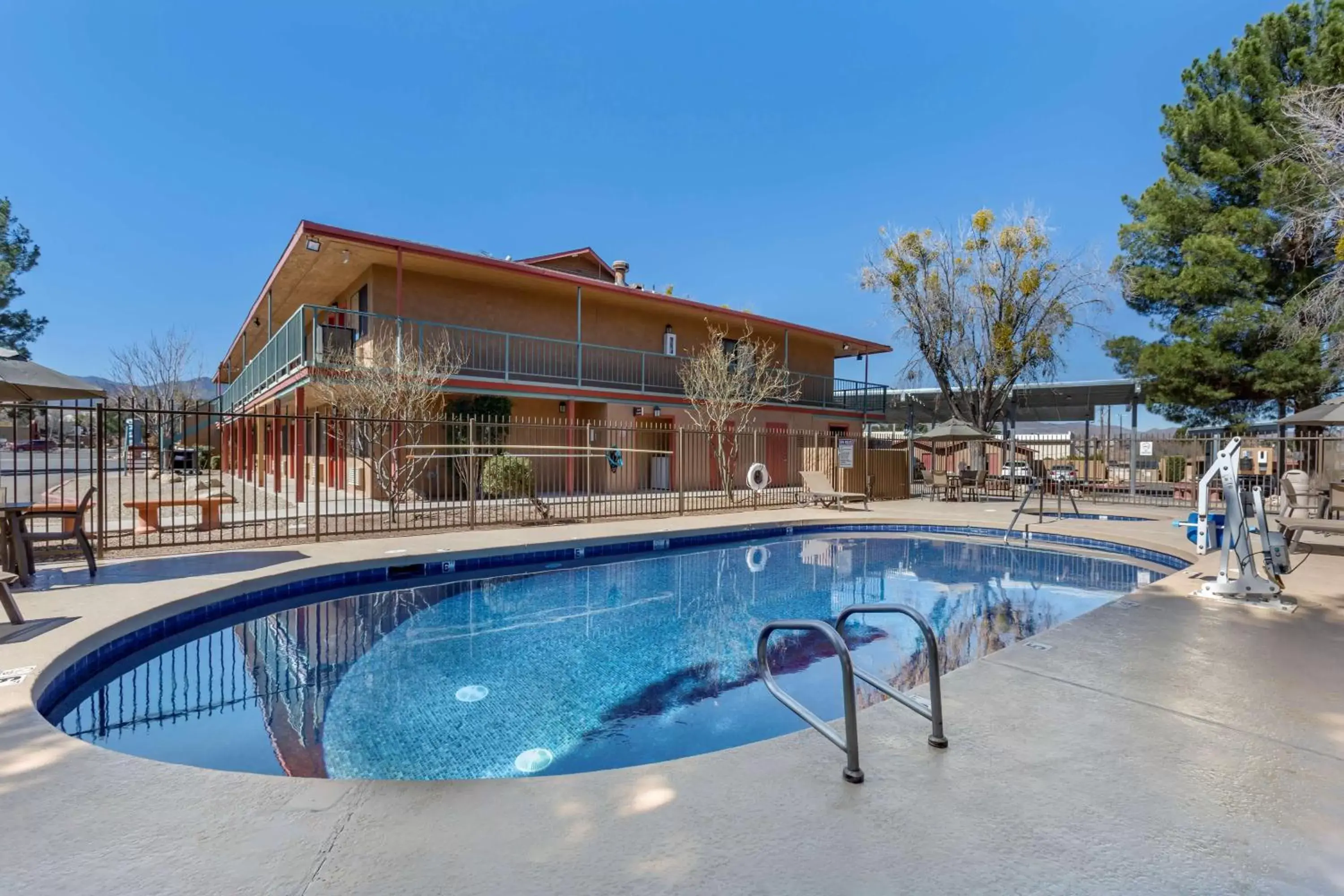 Pool view, Swimming Pool in Best Western Cottonwood Inn