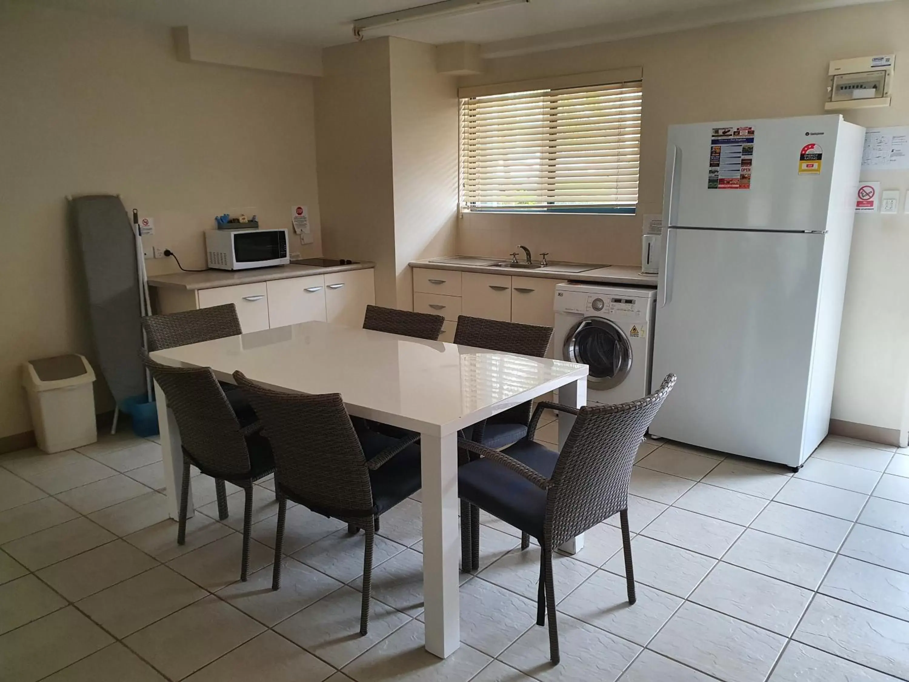 Kitchen or kitchenette, Dining Area in Nelson Bay Breeze