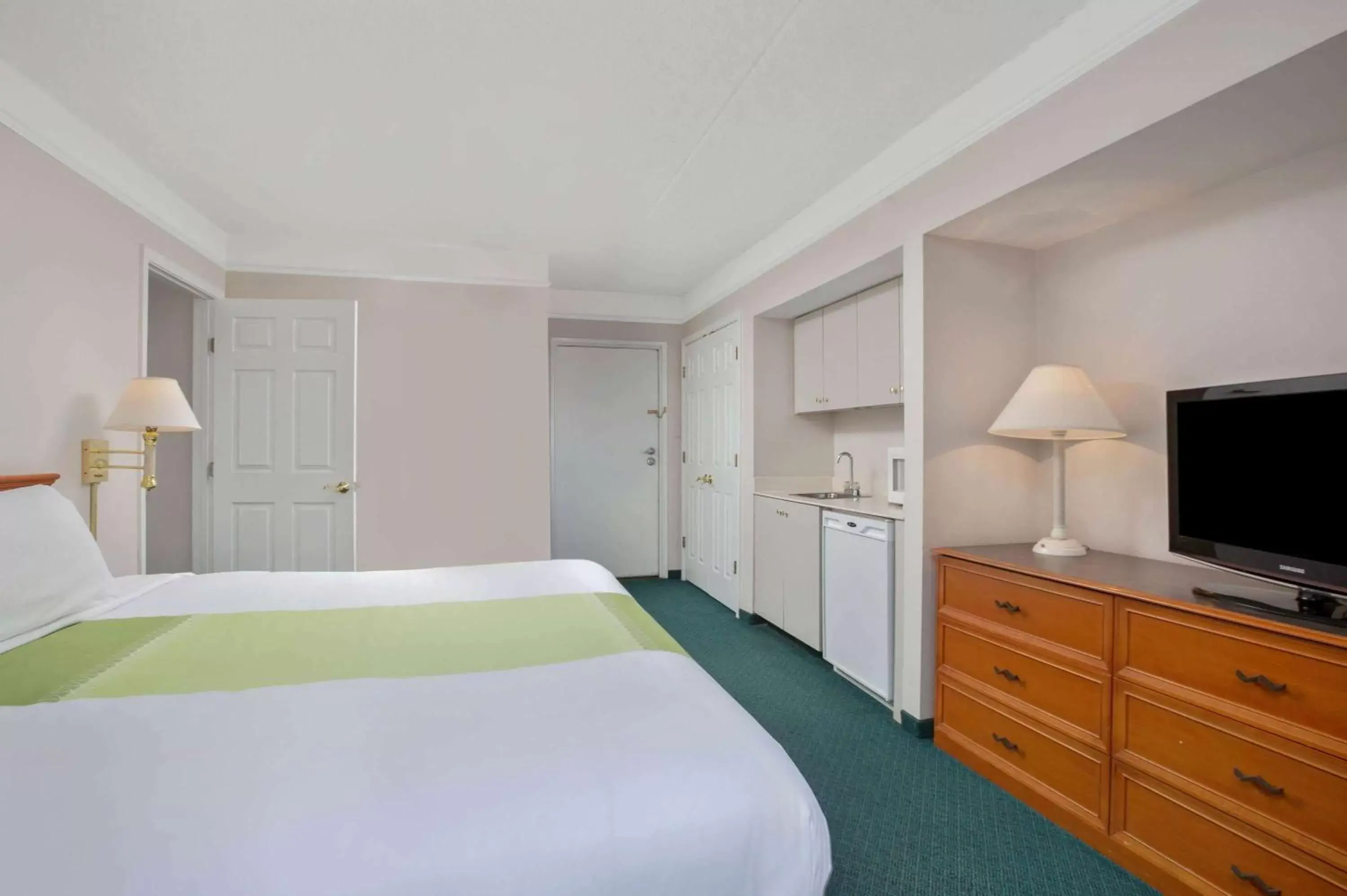 Photo of the whole room, Bed in La Quinta Inn by Wyndham Reno