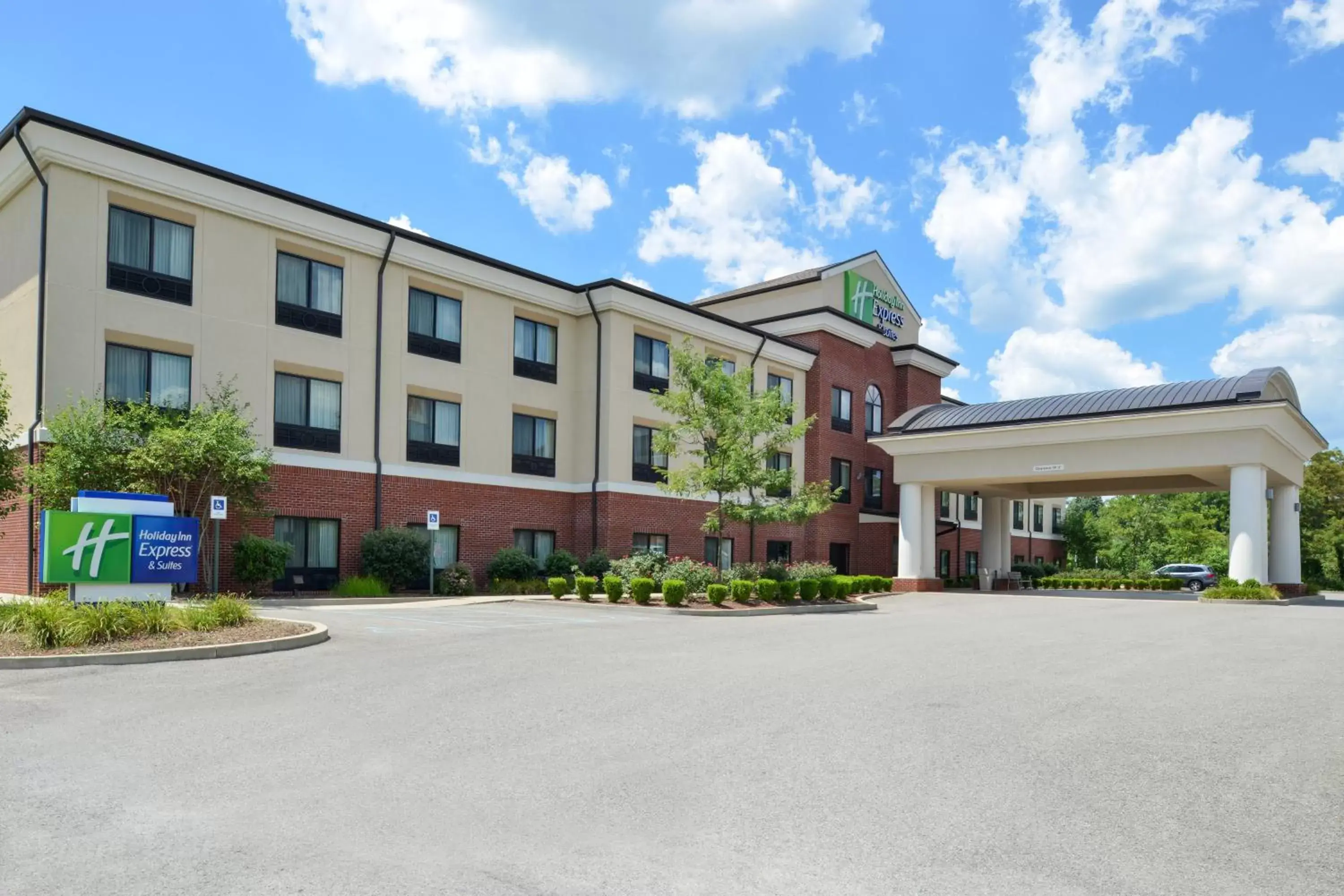 Property Building in Holiday Inn Express & Suites Fairmont, an IHG Hotel