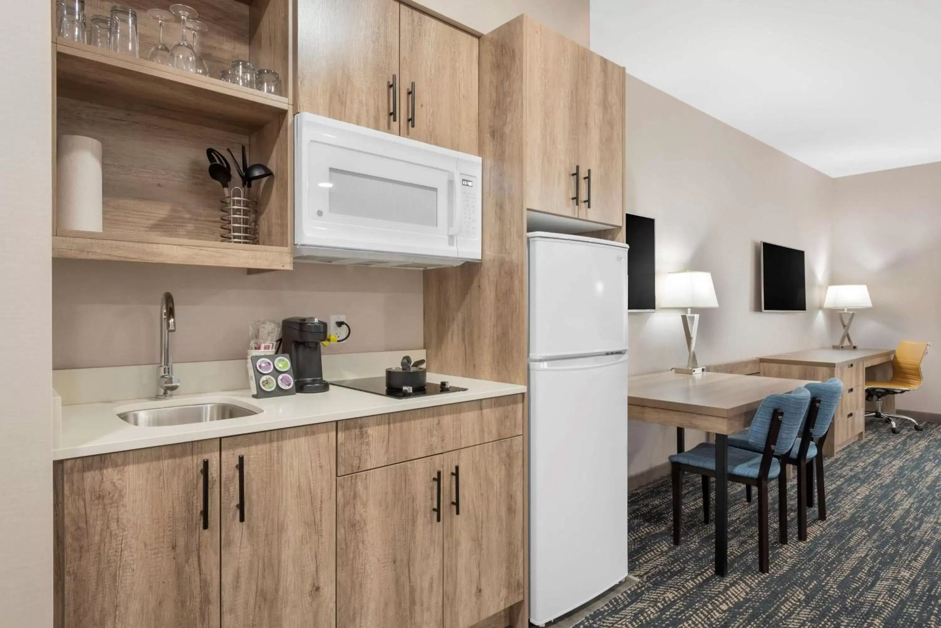 Bedroom, Kitchen/Kitchenette in Best Western Premier Executive Residency Medicine Hat