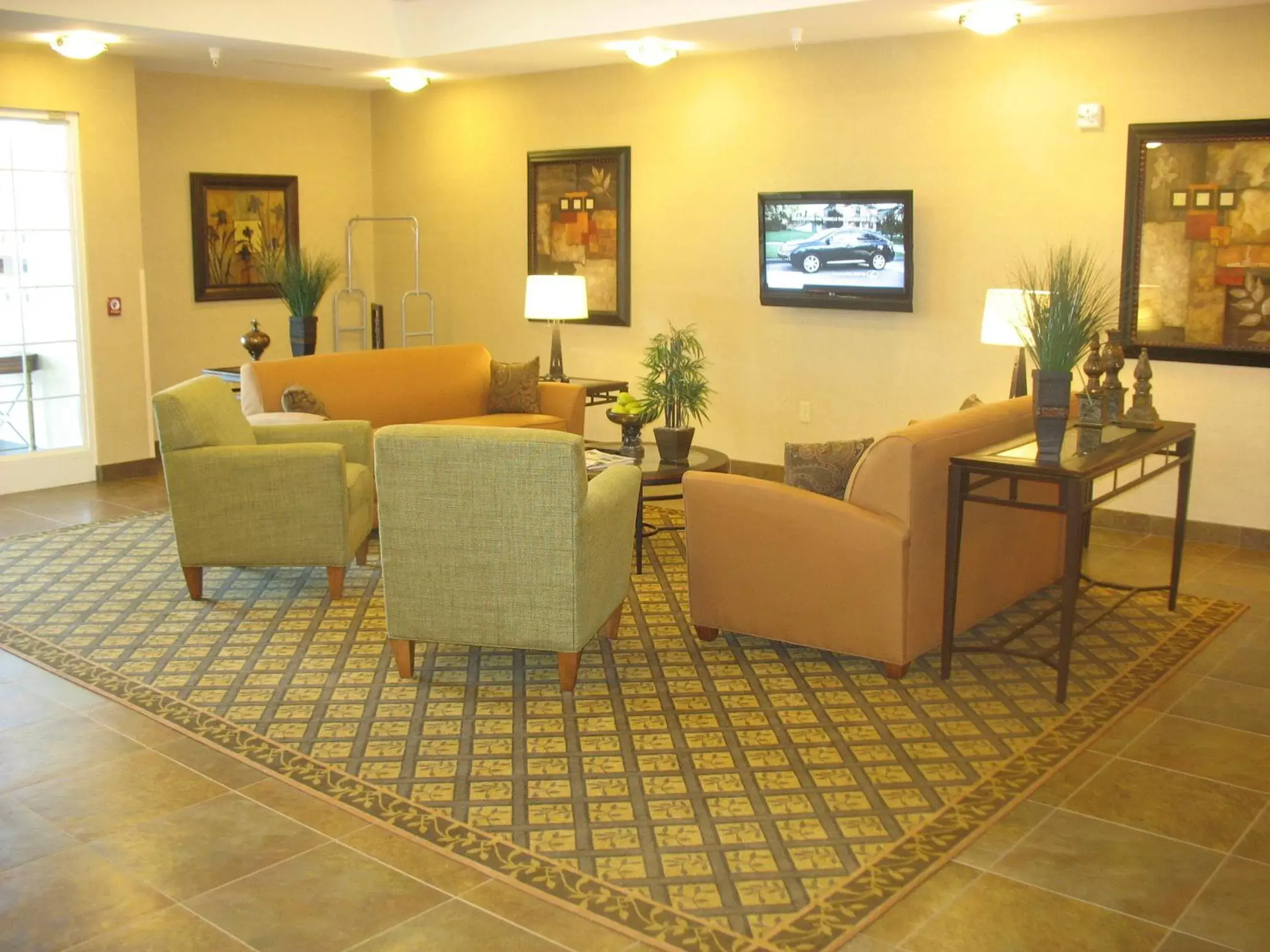 Lobby or reception, Lounge/Bar in Candlewood Suites Indianapolis Northwest, an IHG Hotel