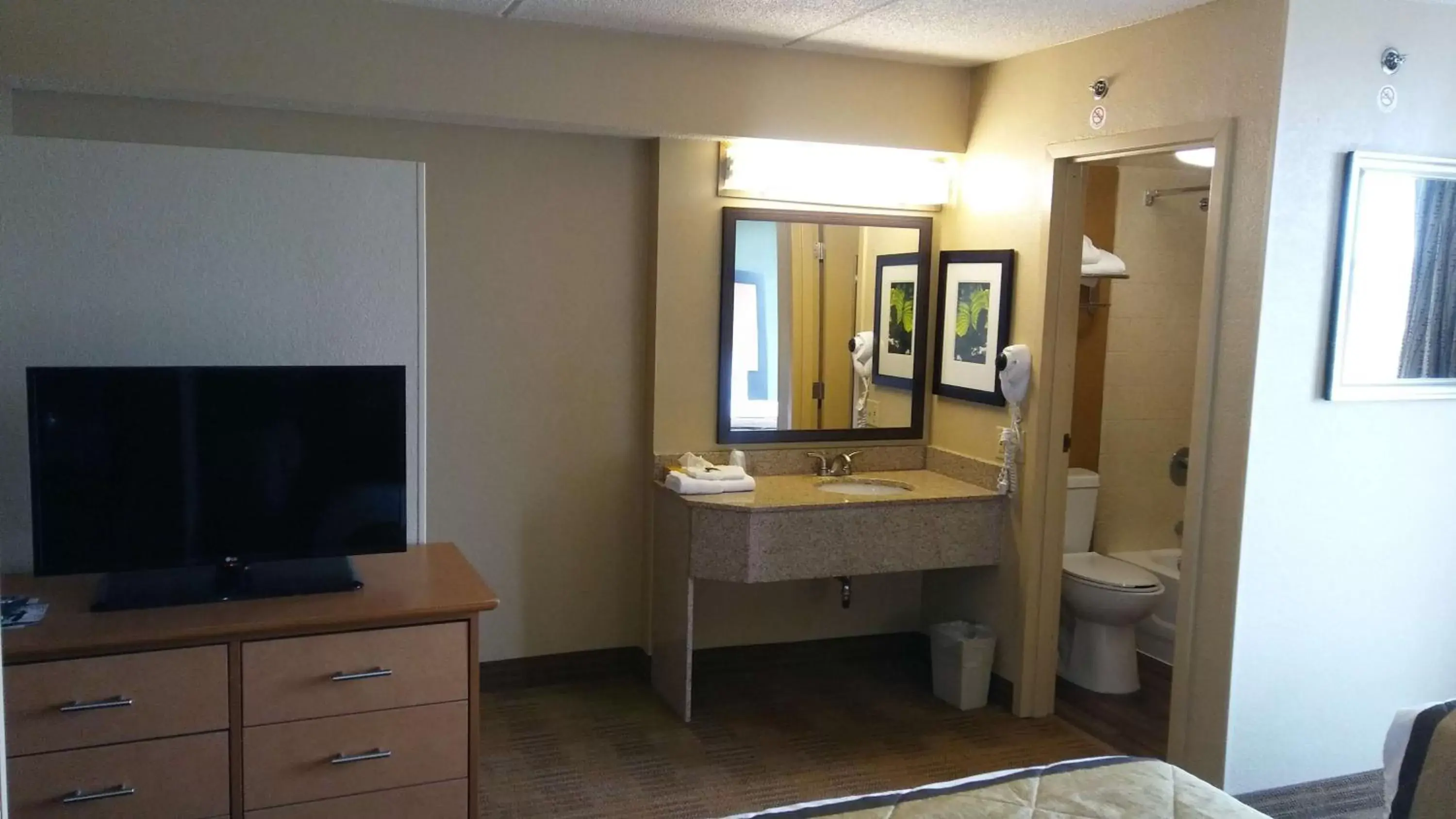 Bedroom, TV/Entertainment Center in Extended Stay America Suites - Jacksonville - Deerwood Park