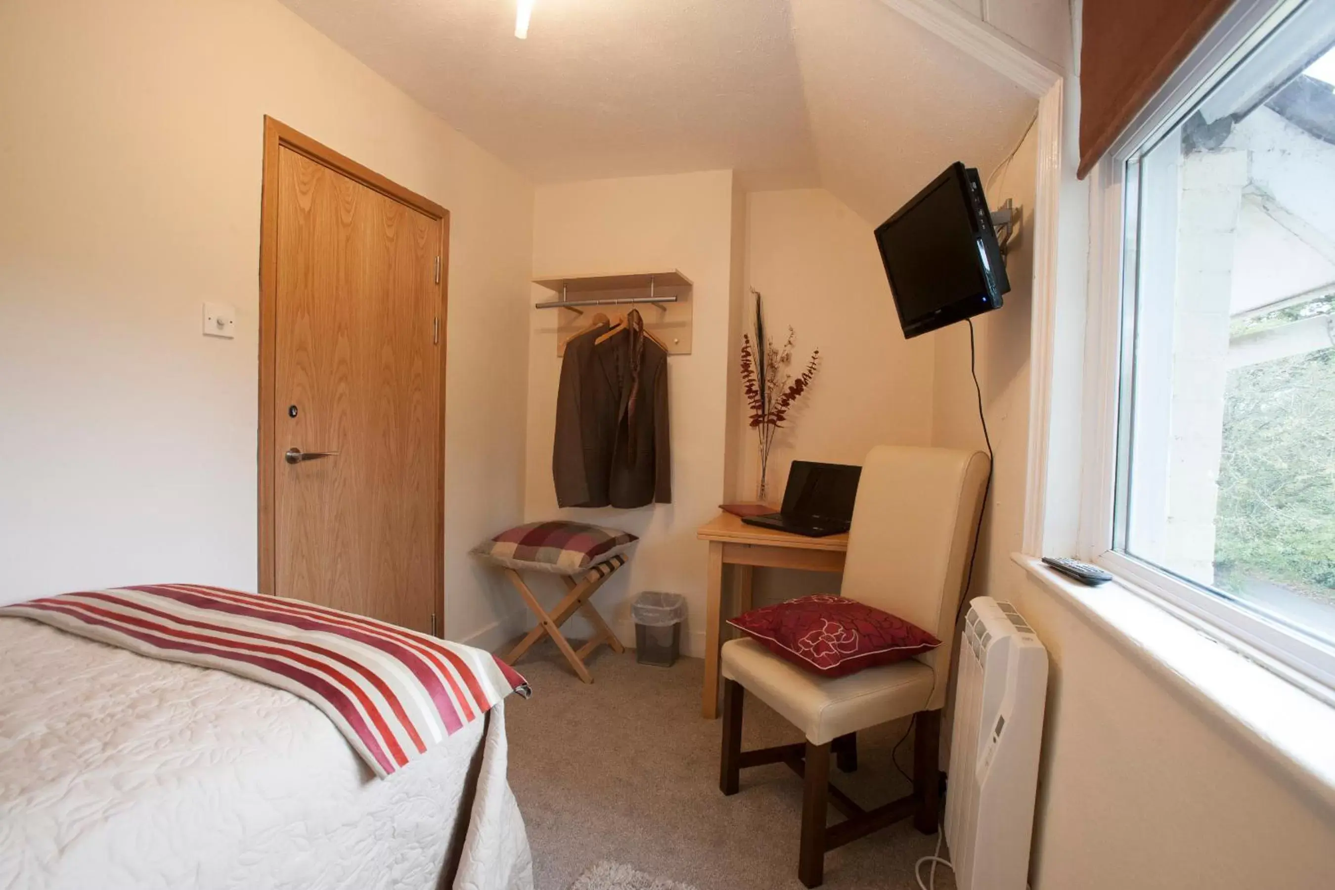 Bedroom, TV/Entertainment Center in West View Lodge