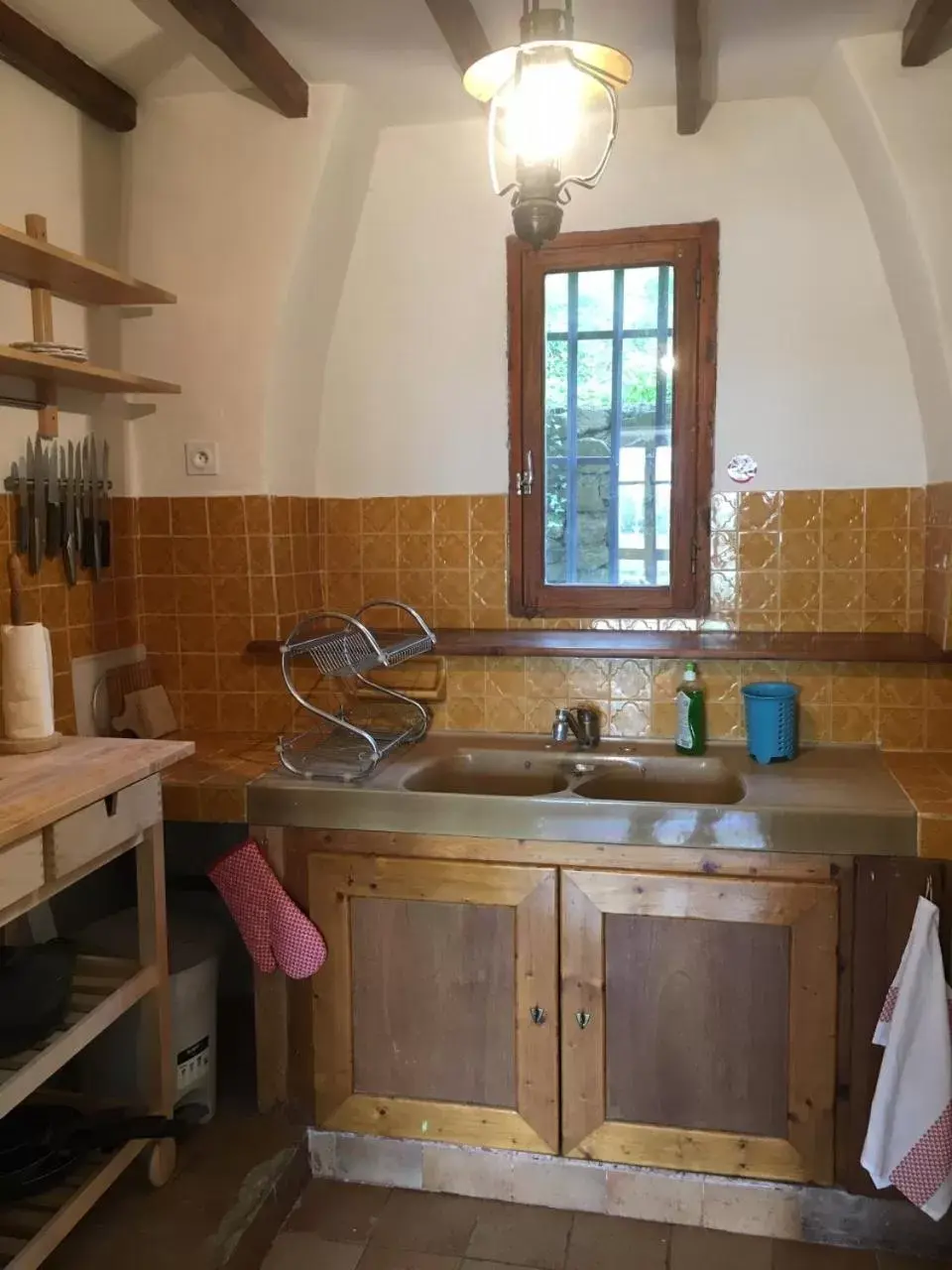 Kitchen or kitchenette, Bathroom in Les Yourtes de Provence