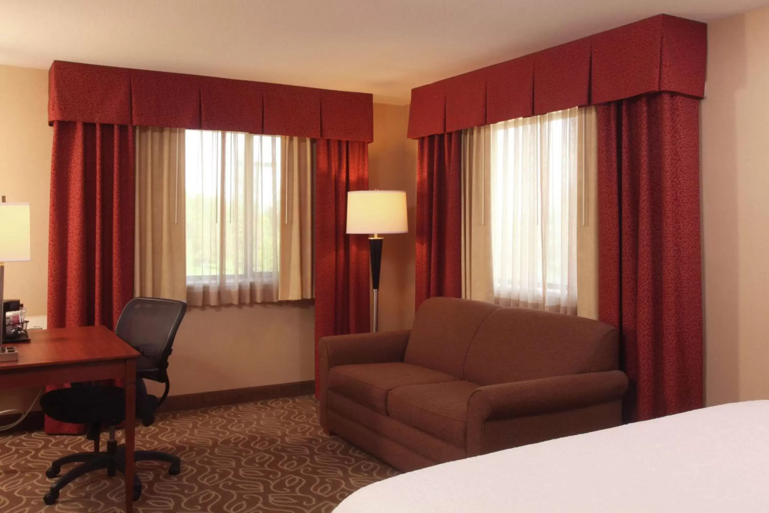 Photo of the whole room, Seating Area in Hampton Inn By Hilton Spokane