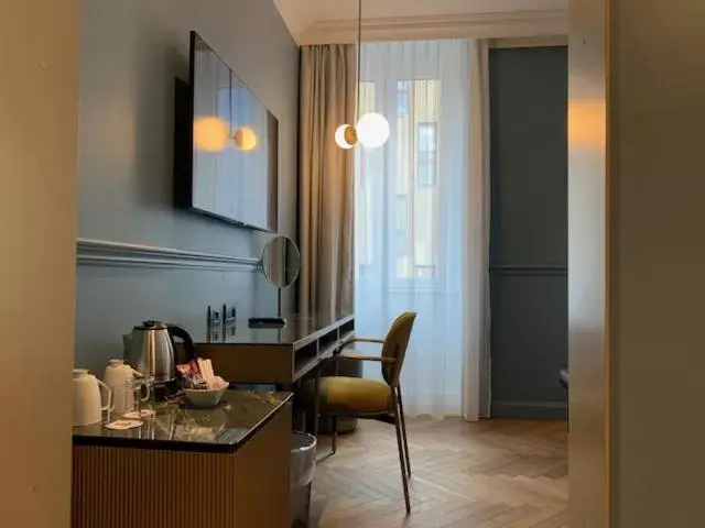 hair dresser, Kitchen/Kitchenette in Hotel Berna