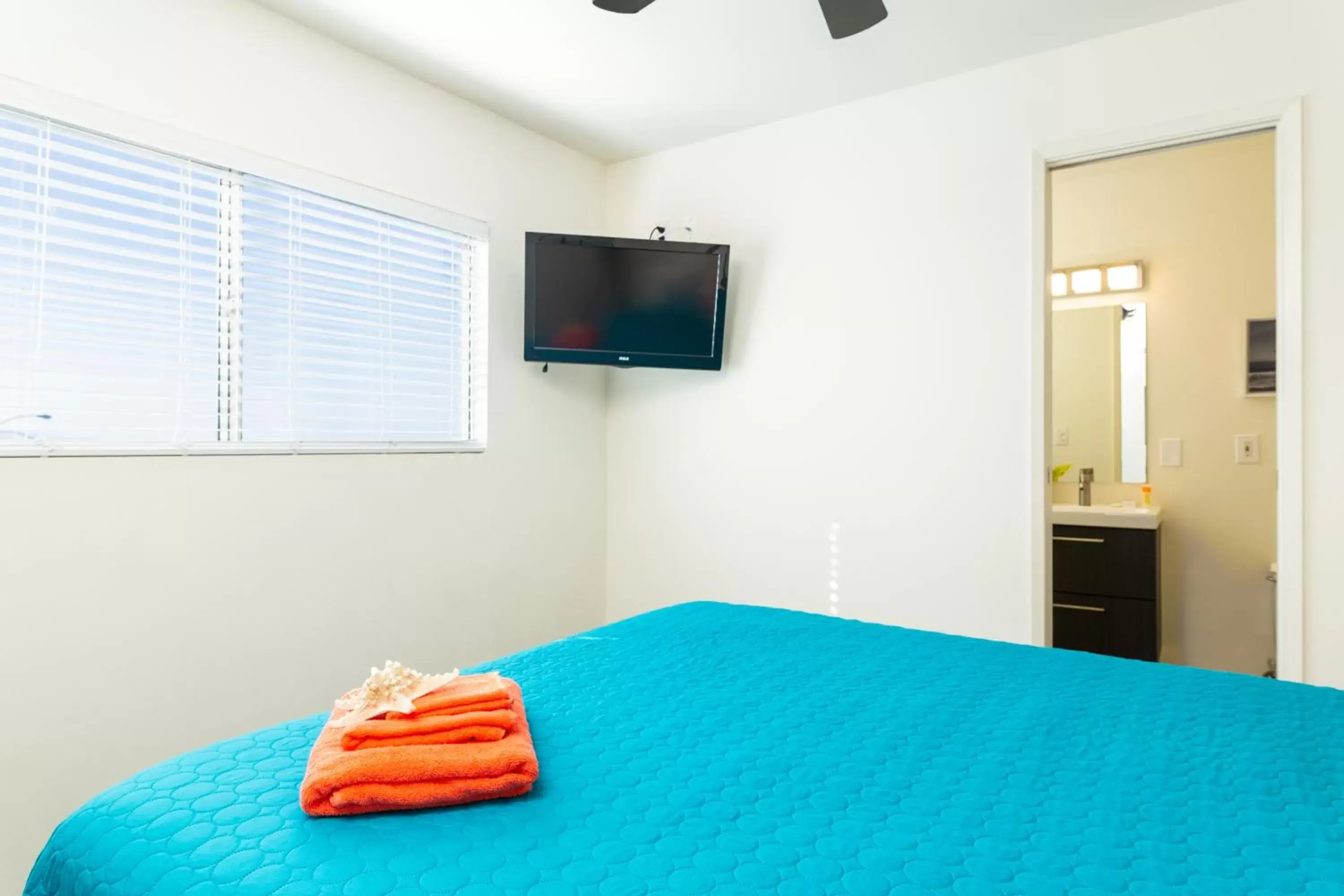 Photo of the whole room, Bed in The Sea View Inn At The Beach Photo of the whole room, Bed in The Sea View Inn At The Beach