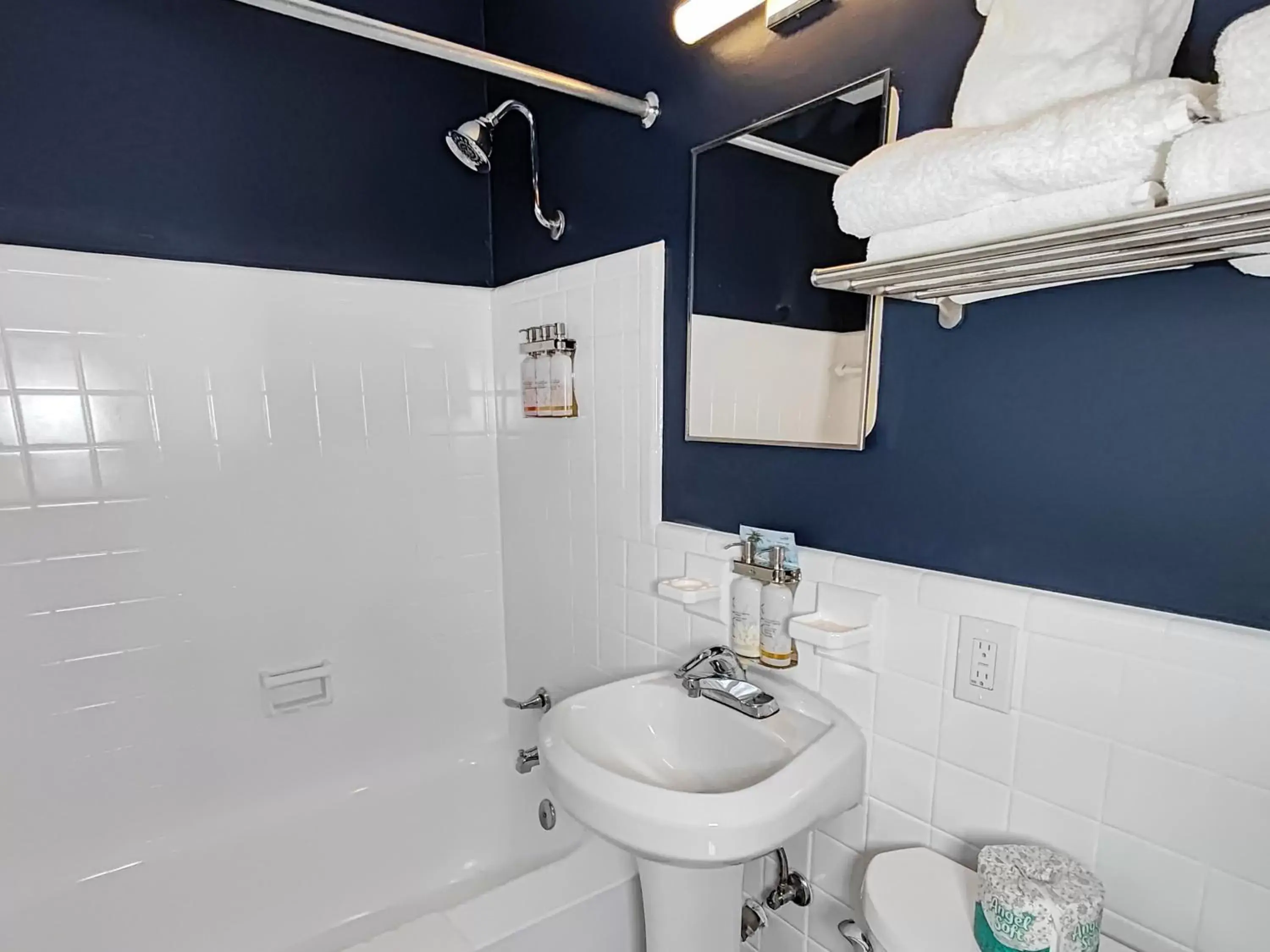 Shower, Bathroom in Tahitian Beach Resort