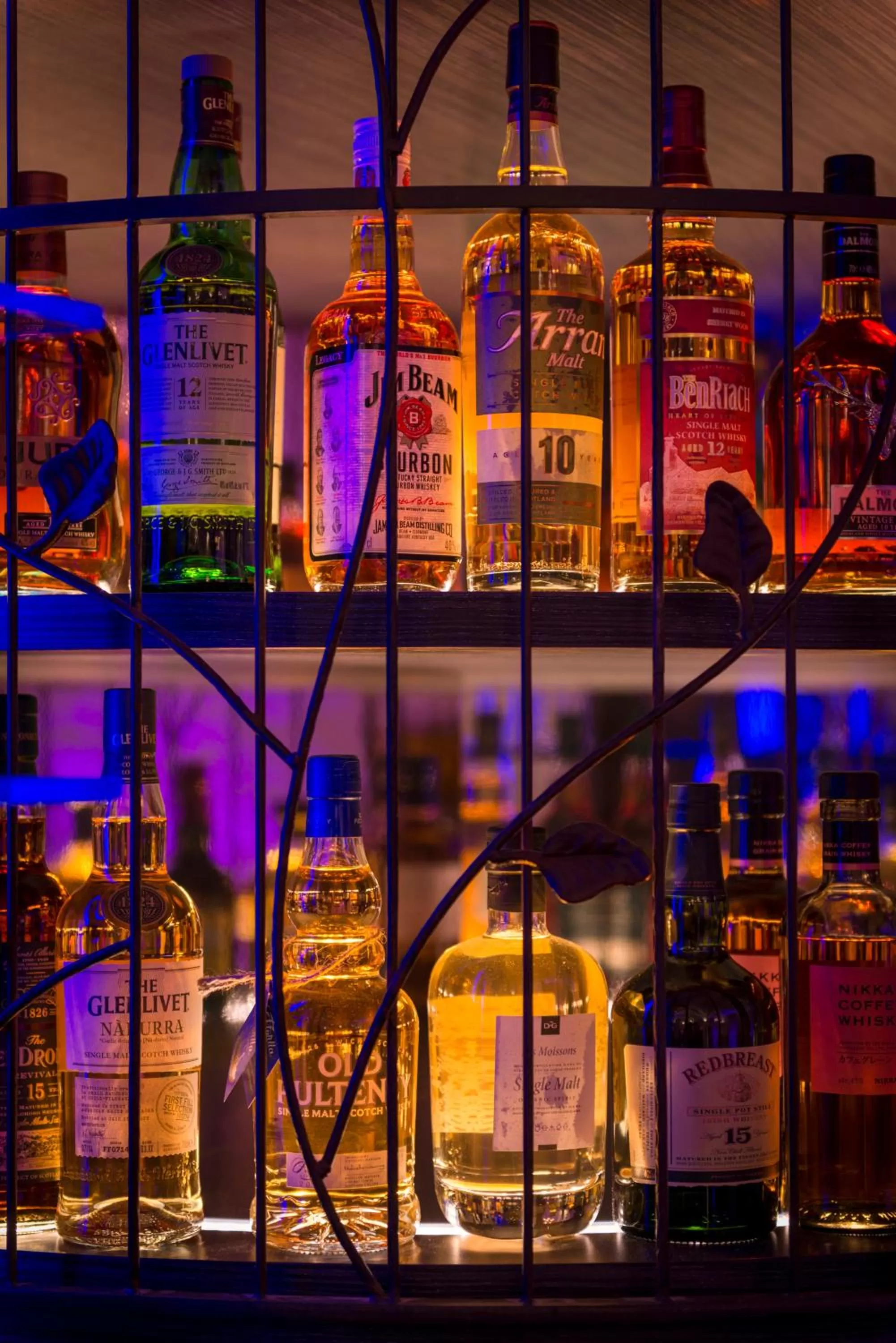 Lounge or bar in Hôtel Aux Vieux Remparts, The Originals Relais