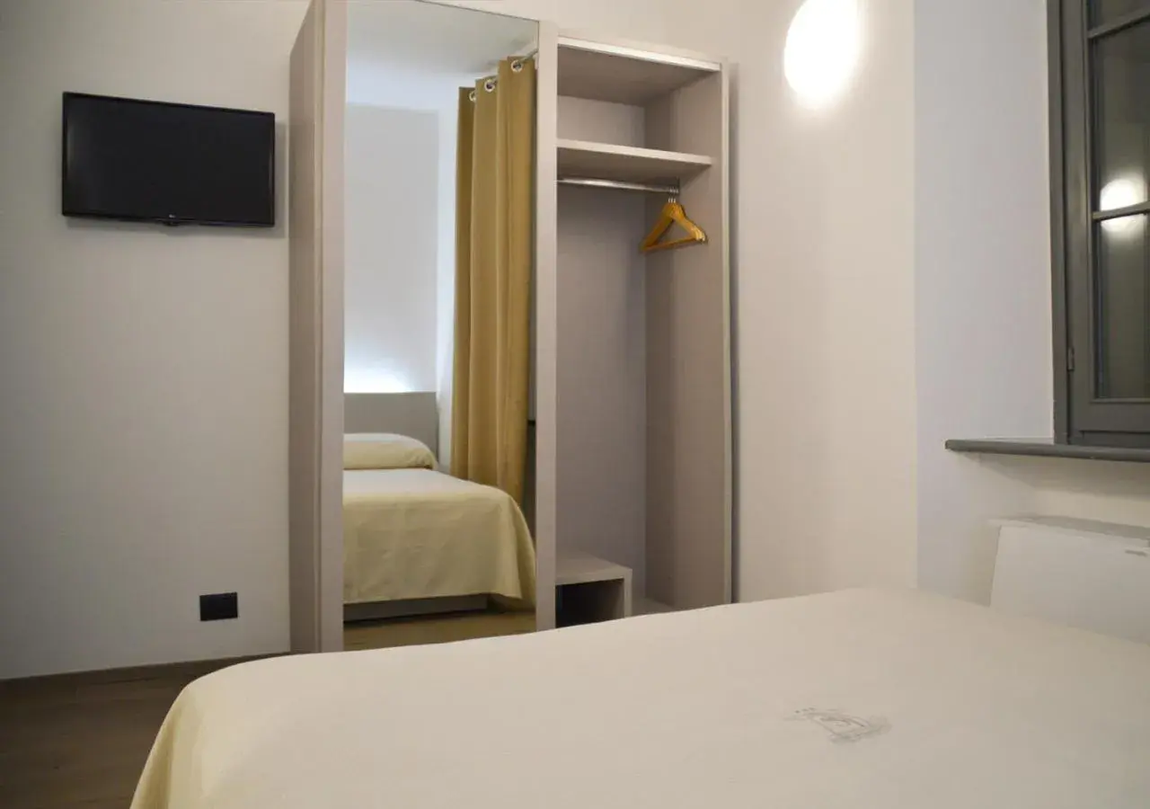 Bed, TV/Entertainment Center in Hotel Il Loggiato Dei Serviti