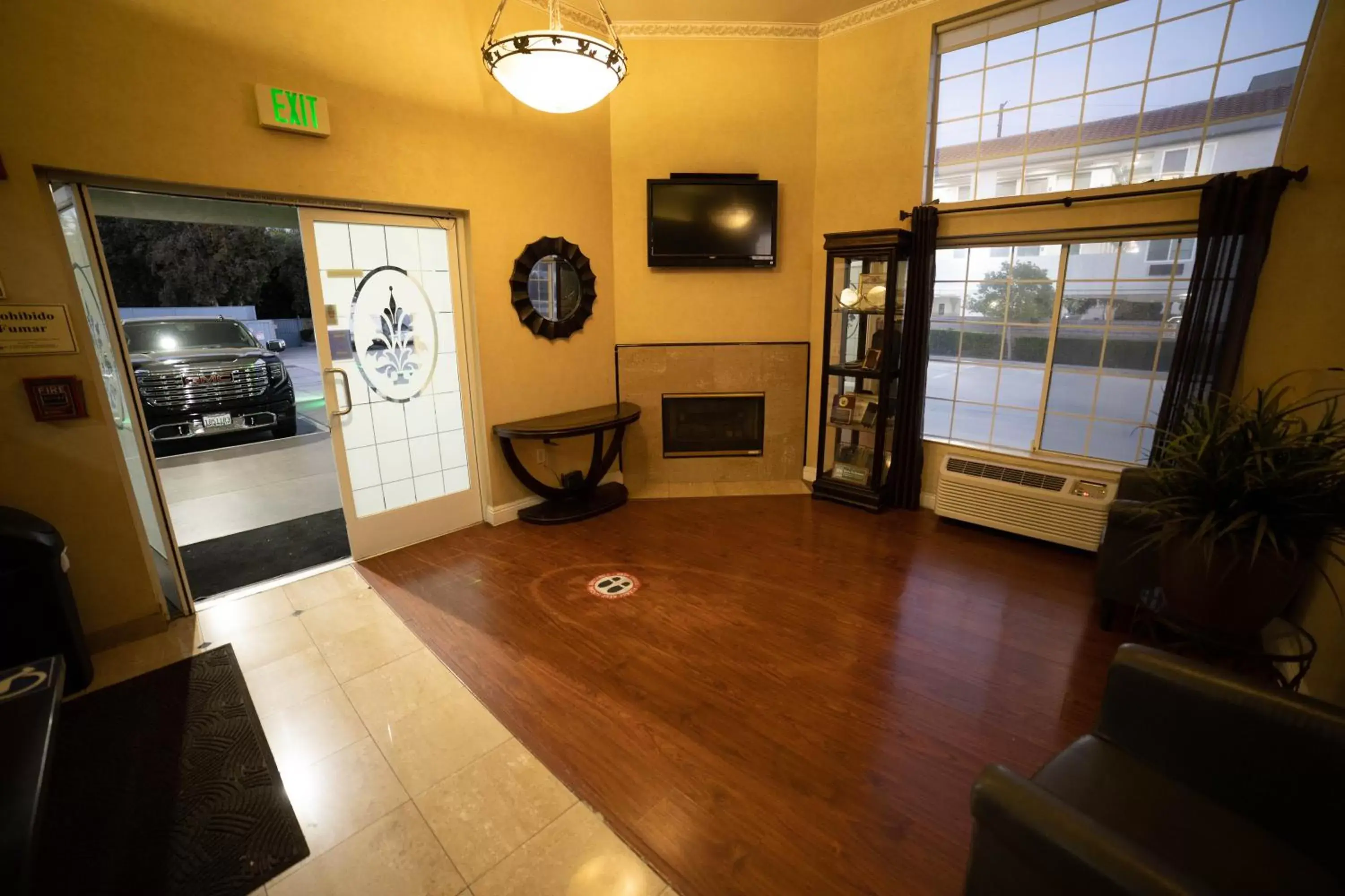 Lobby or reception in Mid City Inn & Suites Pico Rivera