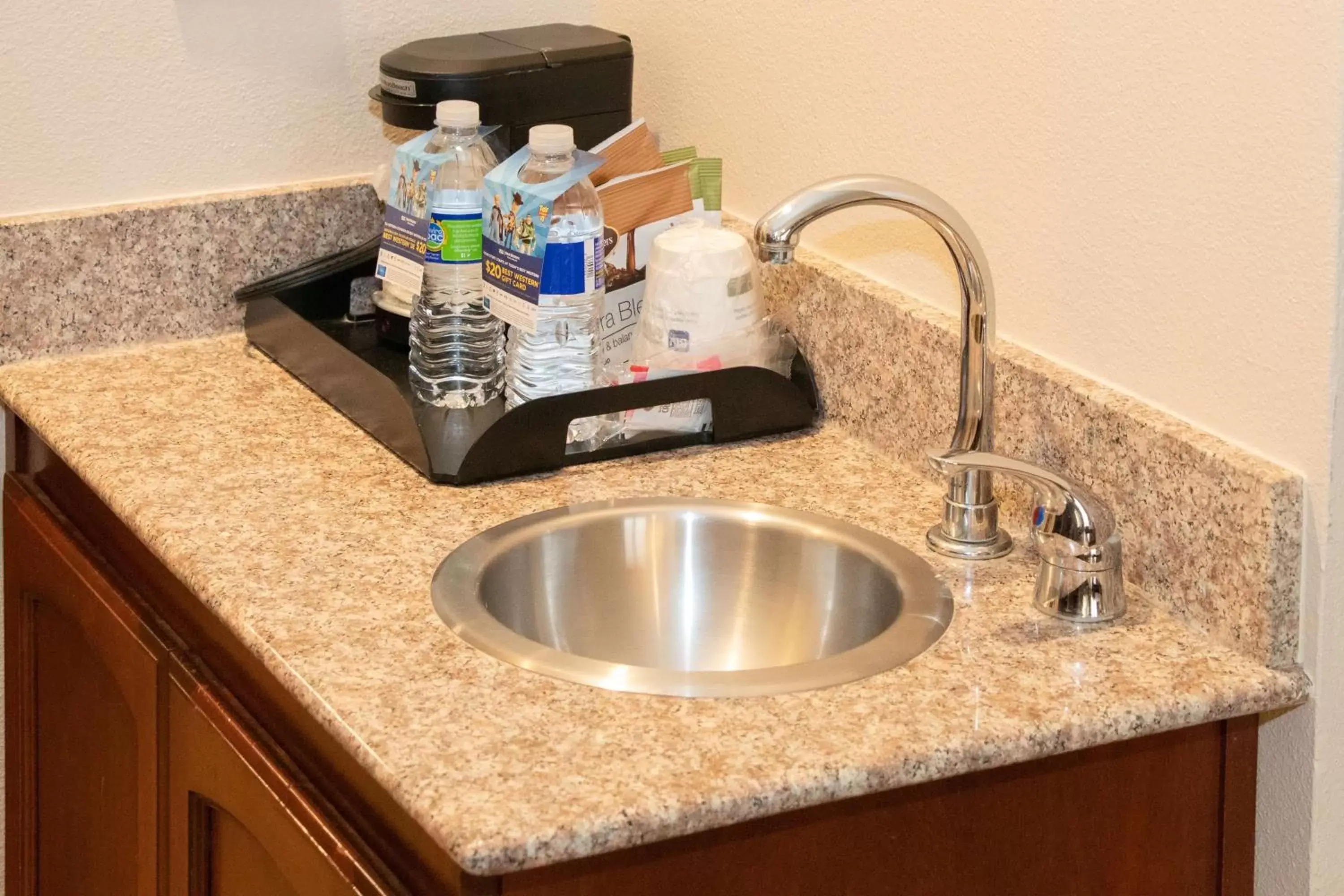 Coffee/tea facilities, Kitchen/Kitchenette in Best Western I-5 Inn & Suites