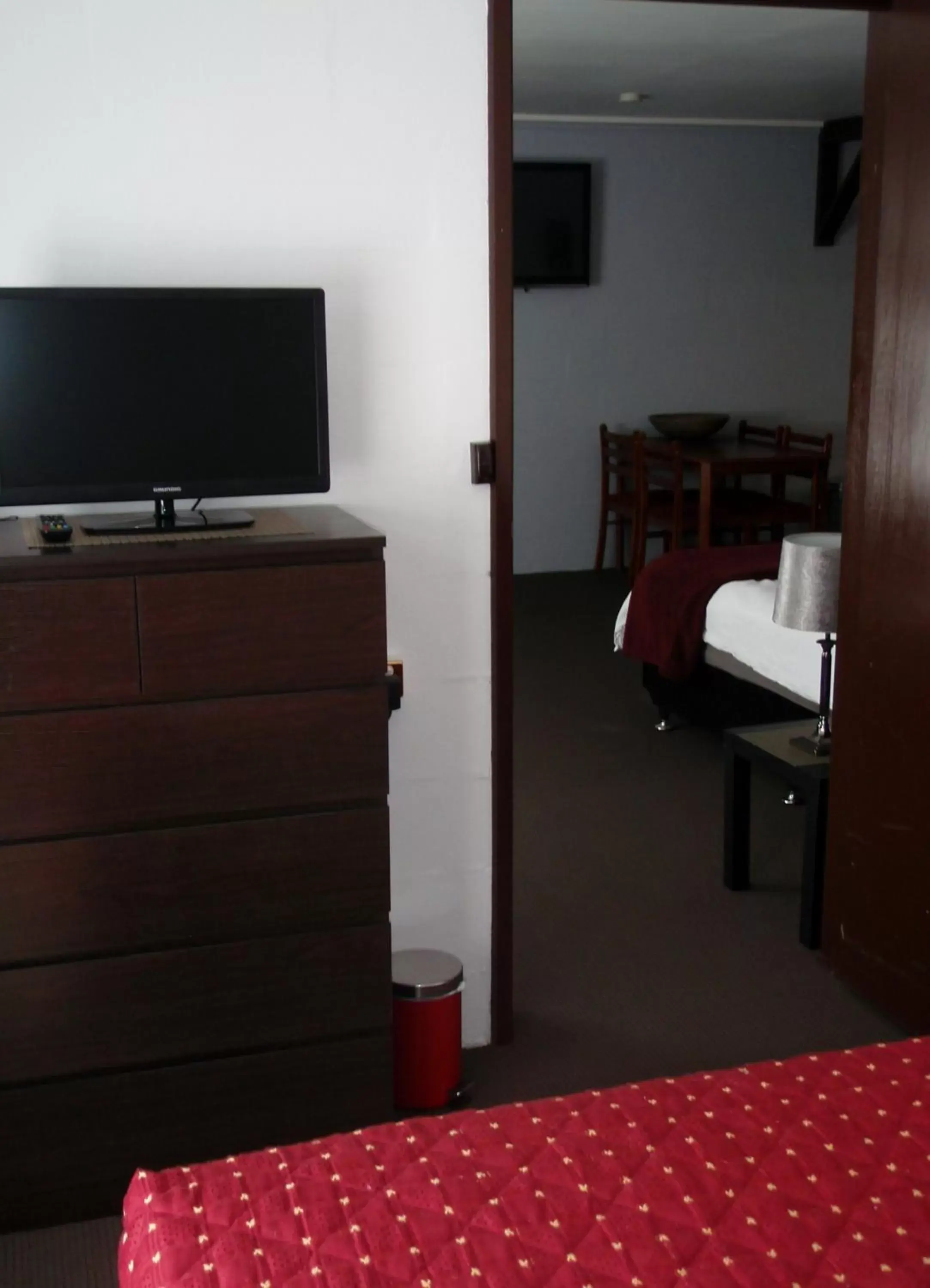 TV and multimedia, TV/Entertainment Center in West Coaster Motel