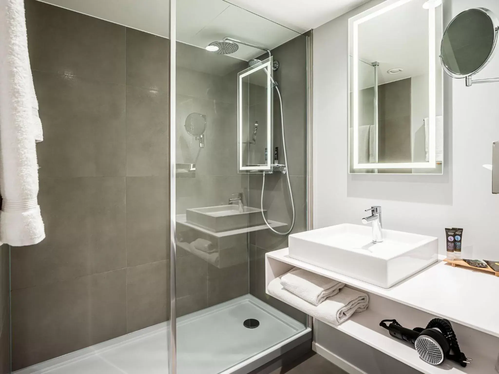Bathroom in Novotel Den Haag City Centre, fully renovated