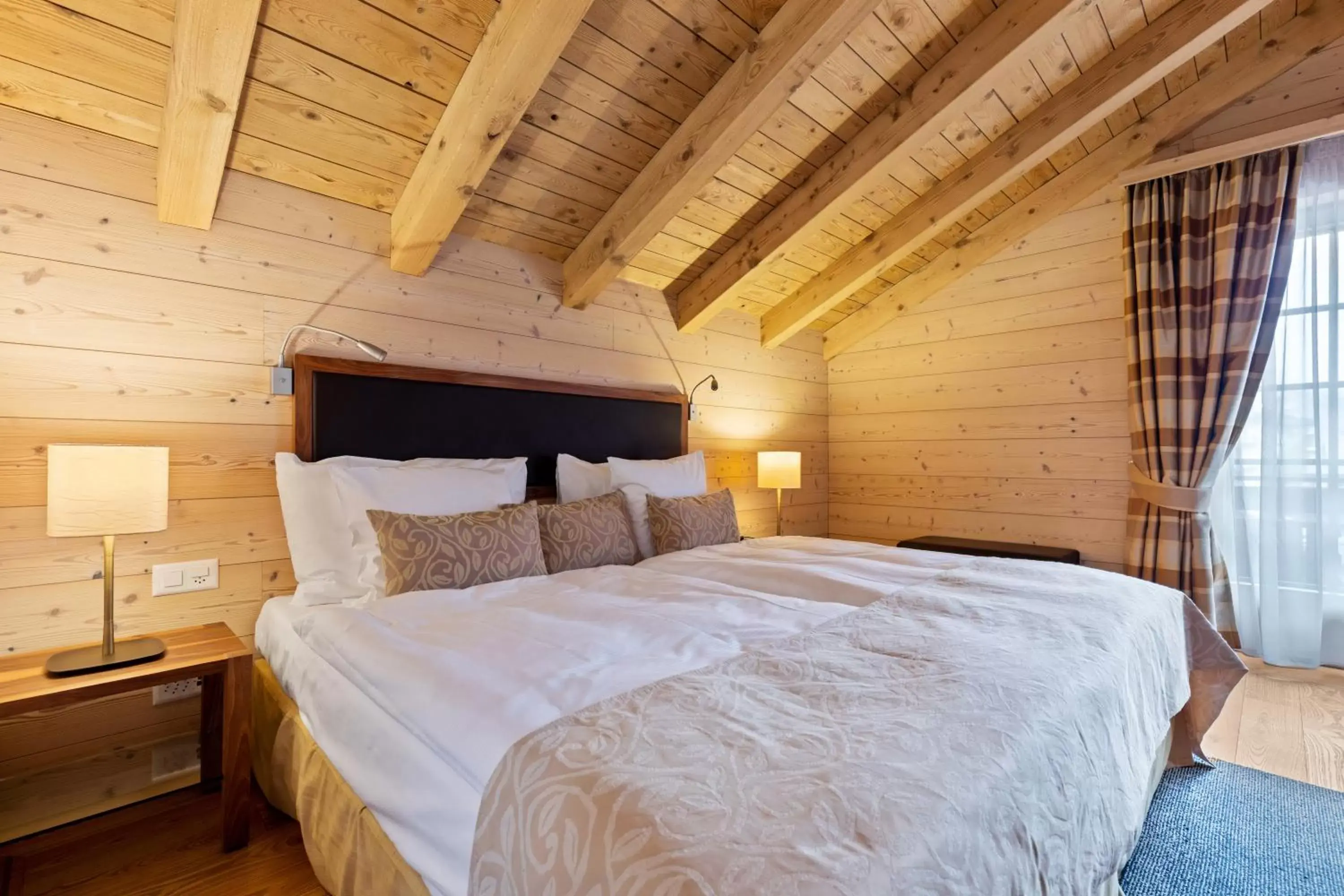 Bedroom, Bed in Grand Hotel Zermatterhof