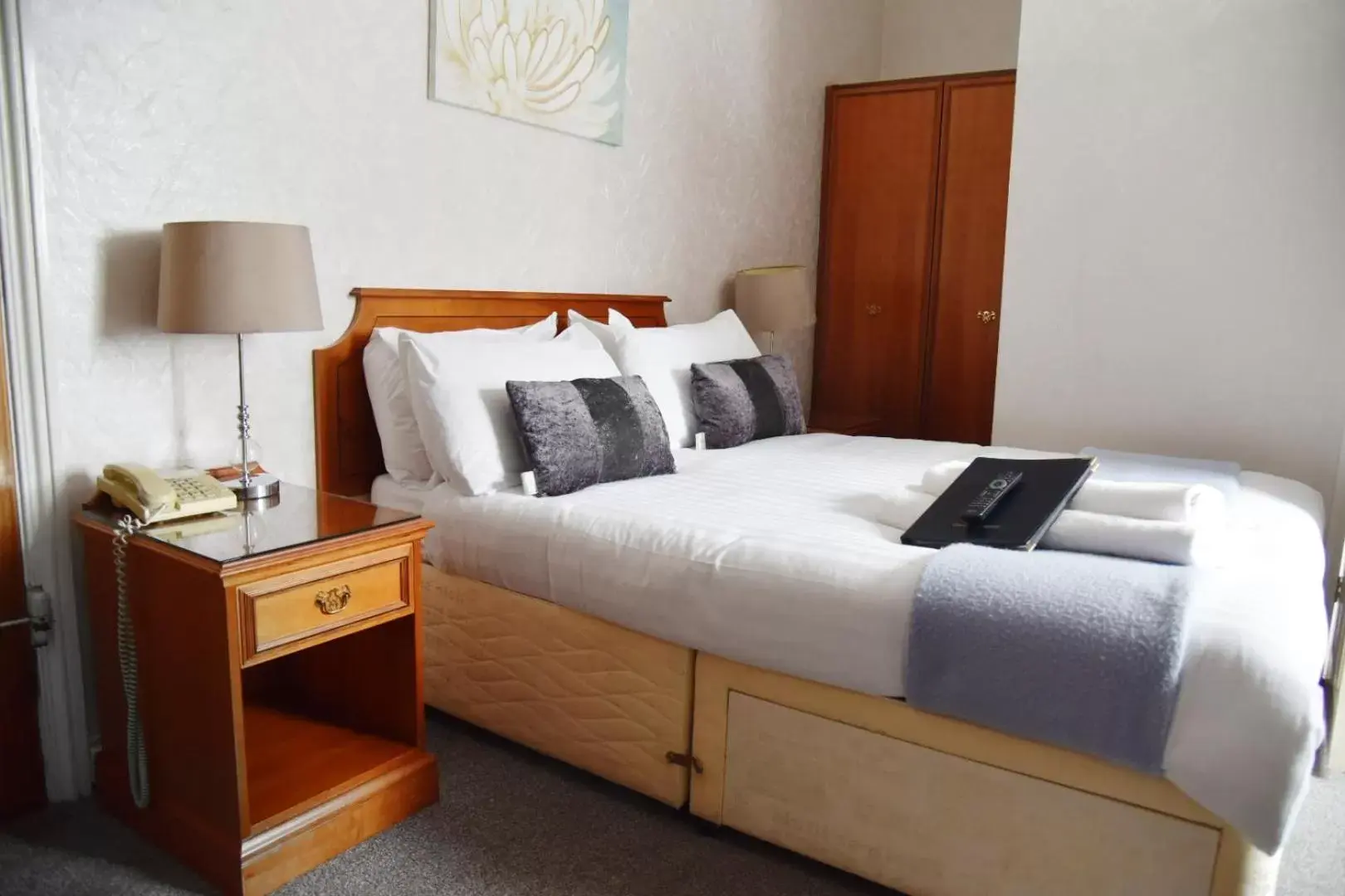 Property building, Bed in Crystal Hotel & Savour
