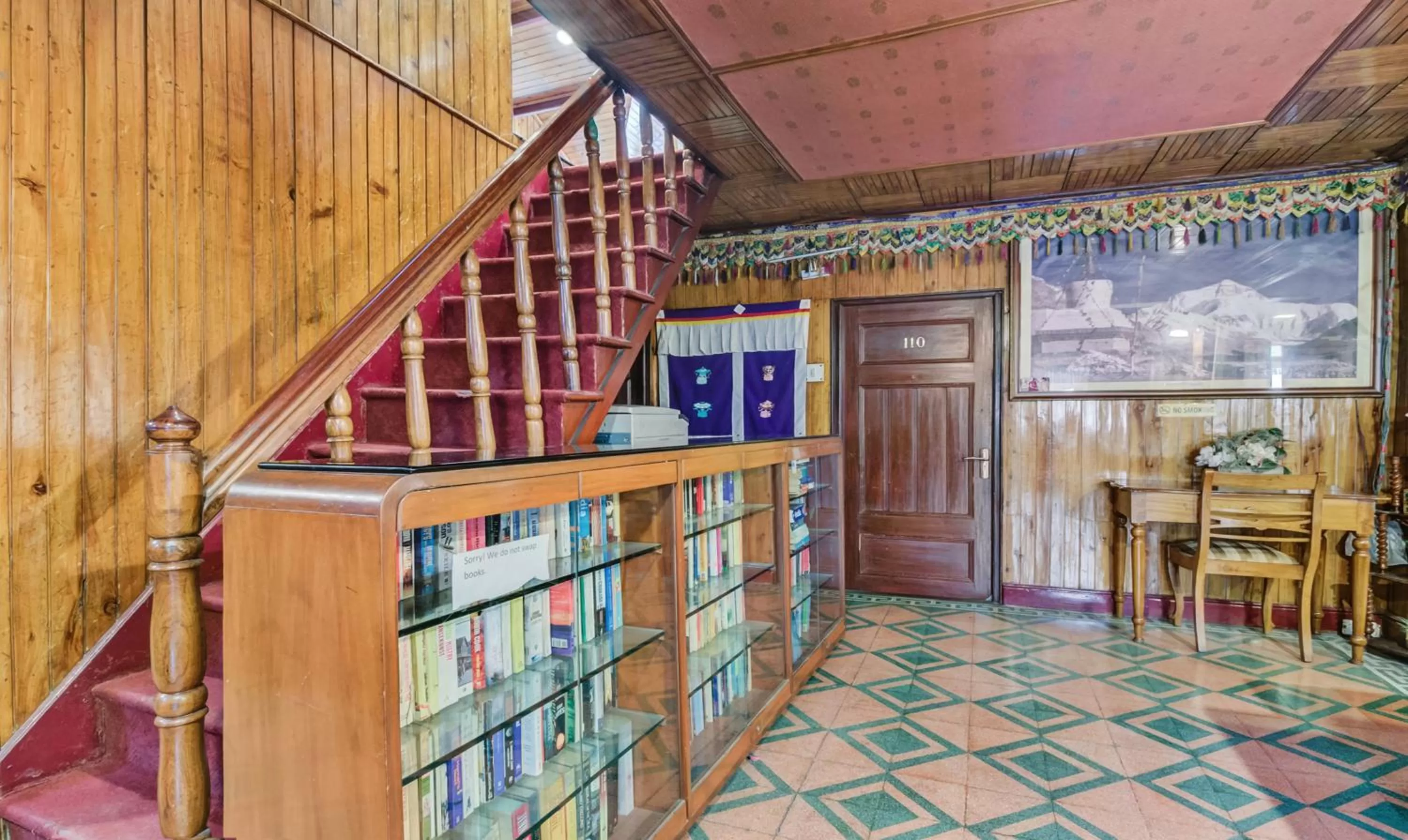 Library in Dekeling Hotel