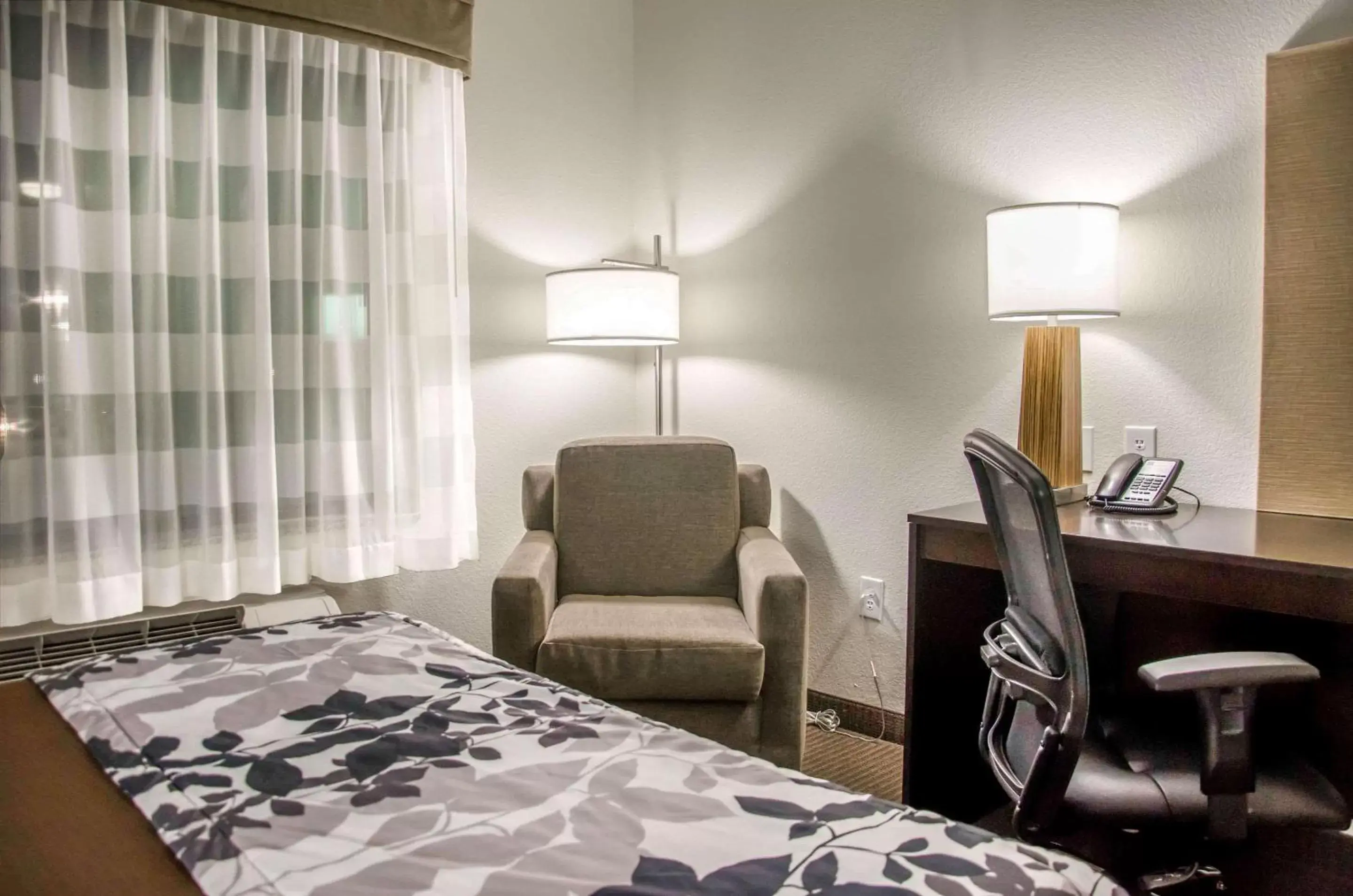 Photo of the whole room, Bed in Sleep Inn & Suites Center