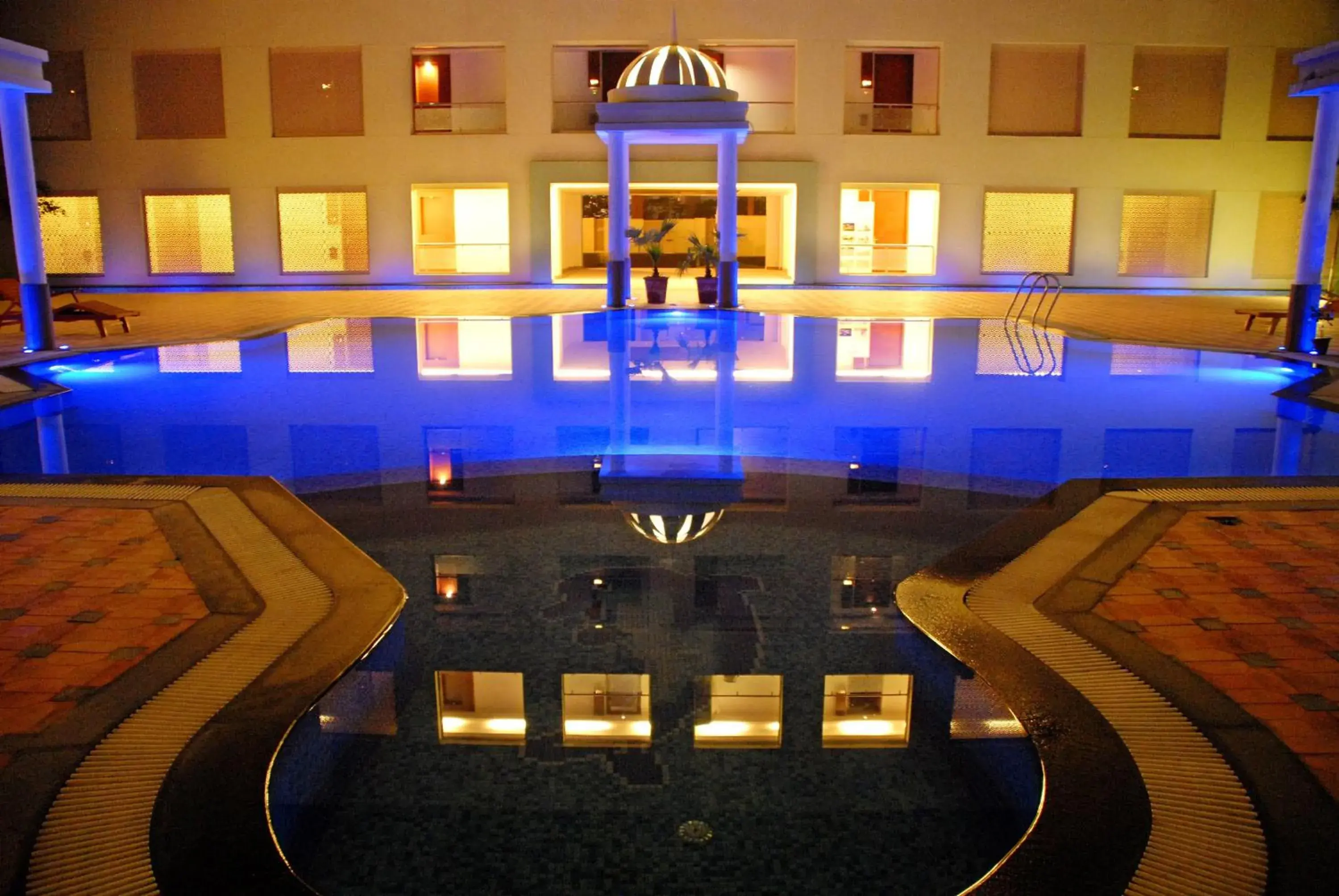 Swimming pool in Hotel Cambay Grand - Kukas