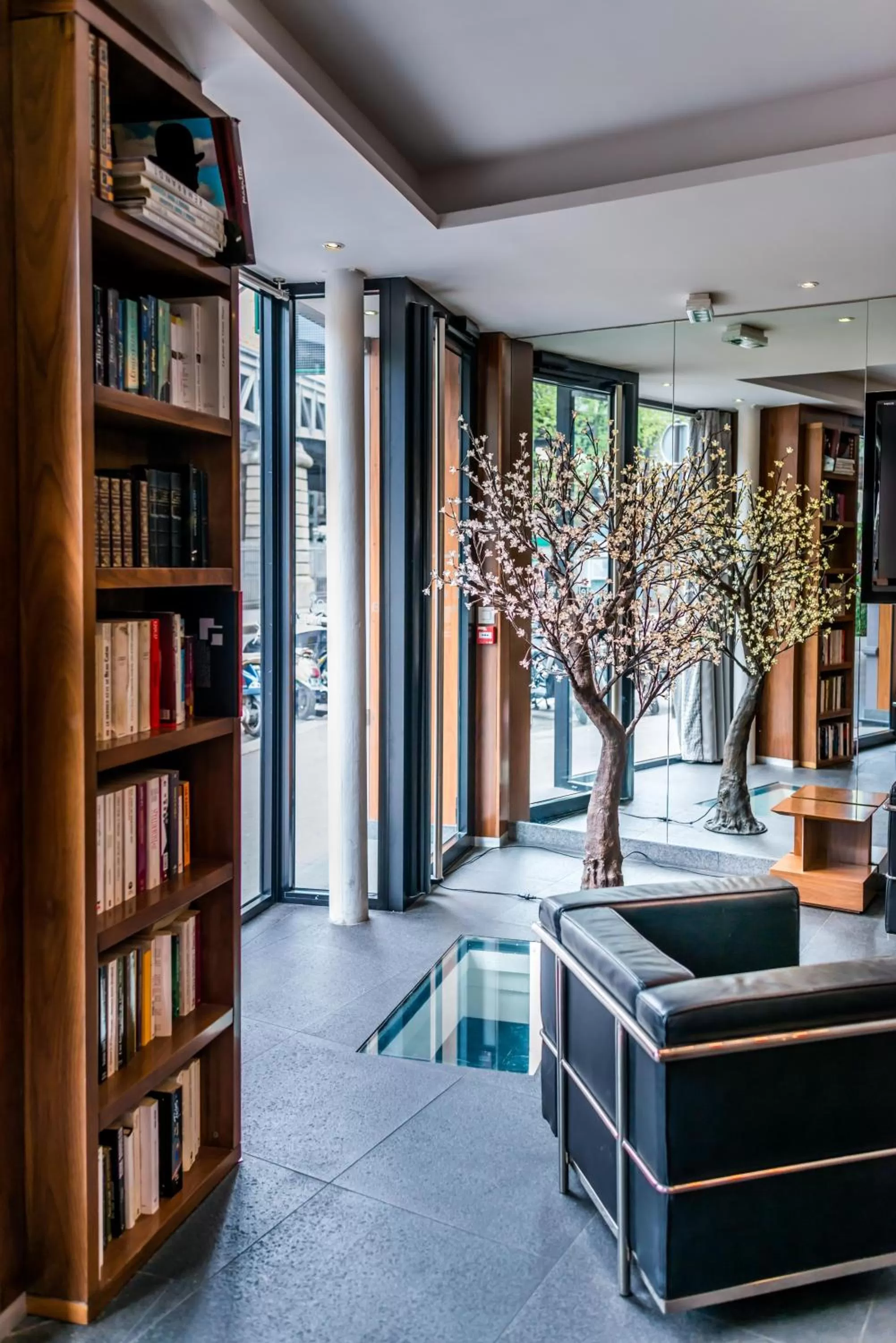 Library in Art Hotel Eiffel