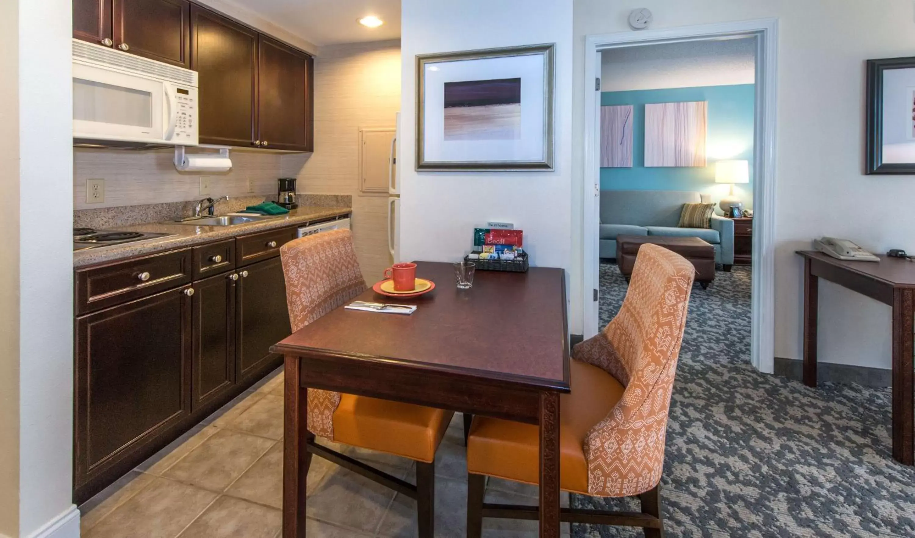 Living room, Kitchen/Kitchenette in Homewood Suites by Hilton Montgomery