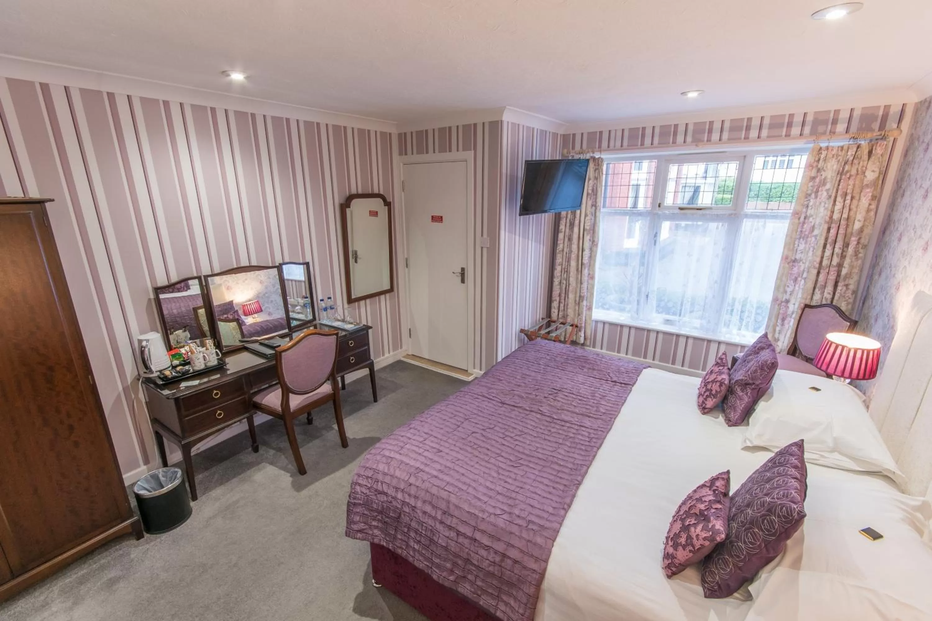 Bed in Grovefield Manor