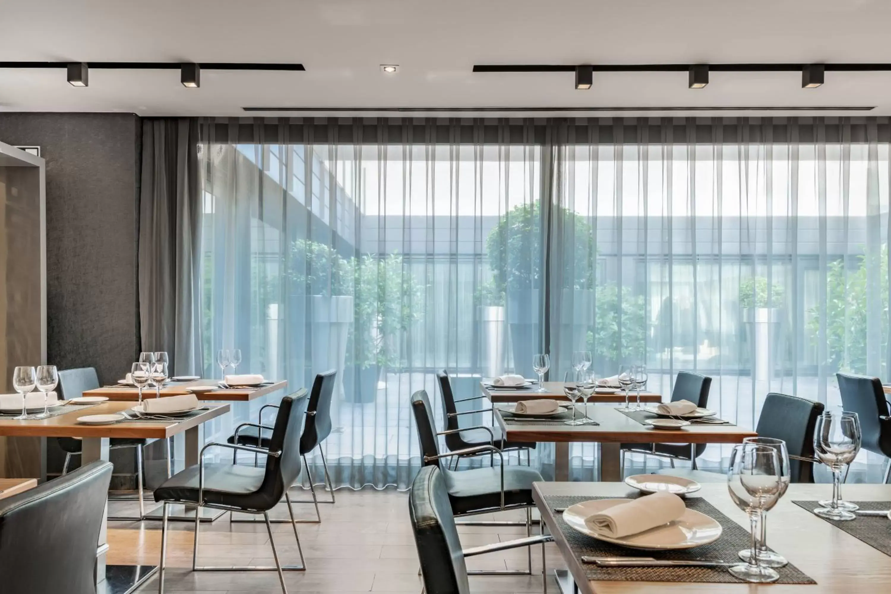 Lounge or bar, Restaurant/Places to Eat in AC Hotel Atocha by Marriott
