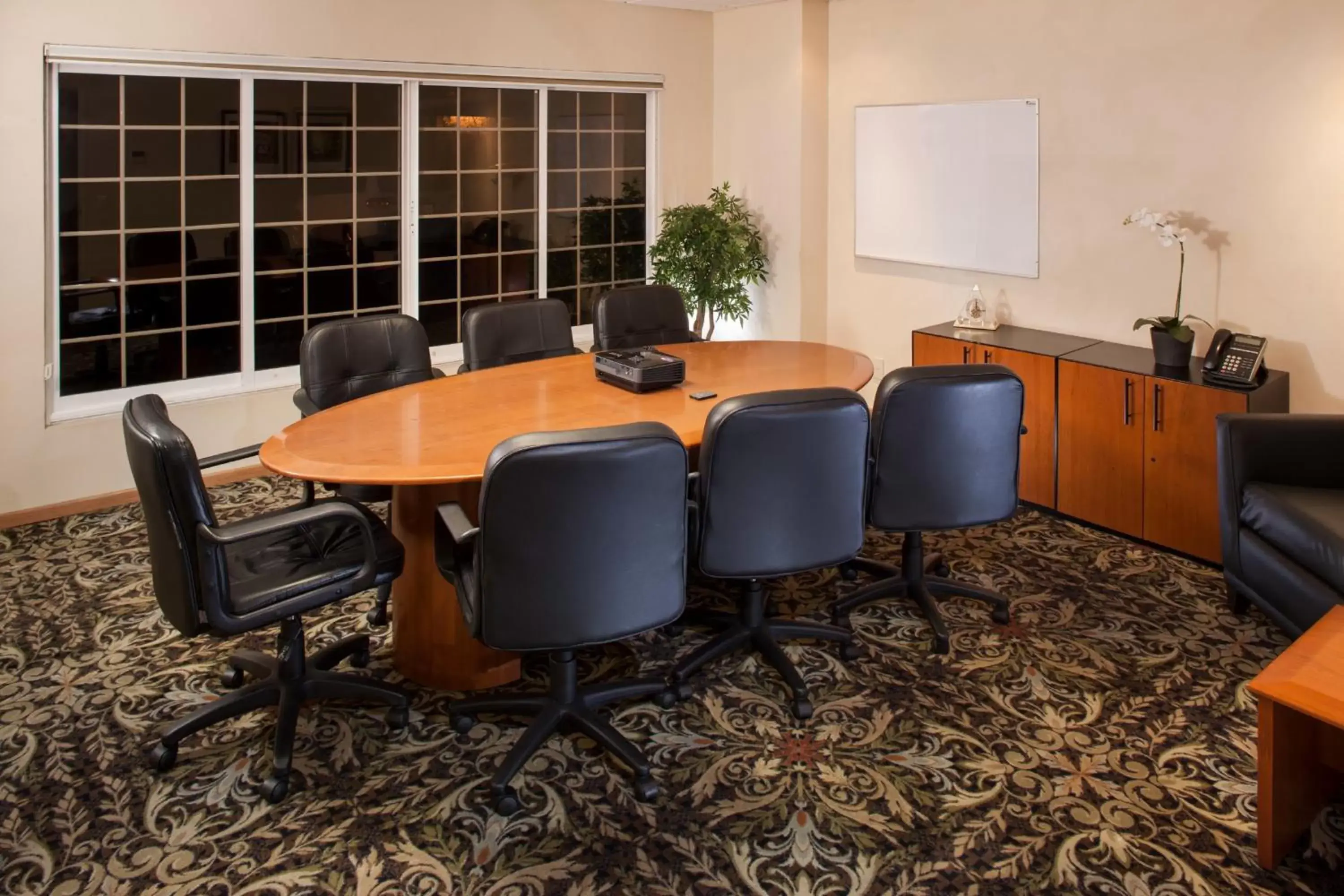 Meeting/conference room in Staybridge Suites Monterrey San Pedro, an IHG Hotel