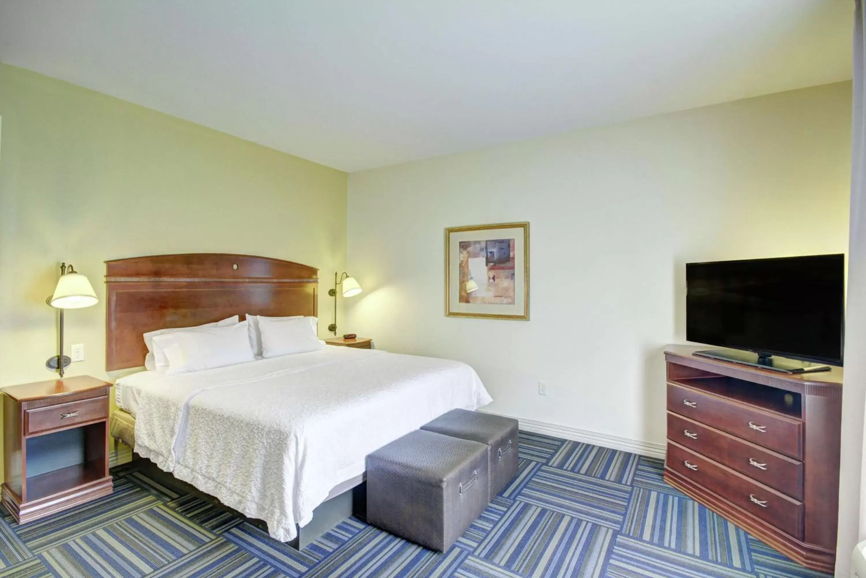 Bedroom, Bed in Hampton Inn and Suites Alexandria