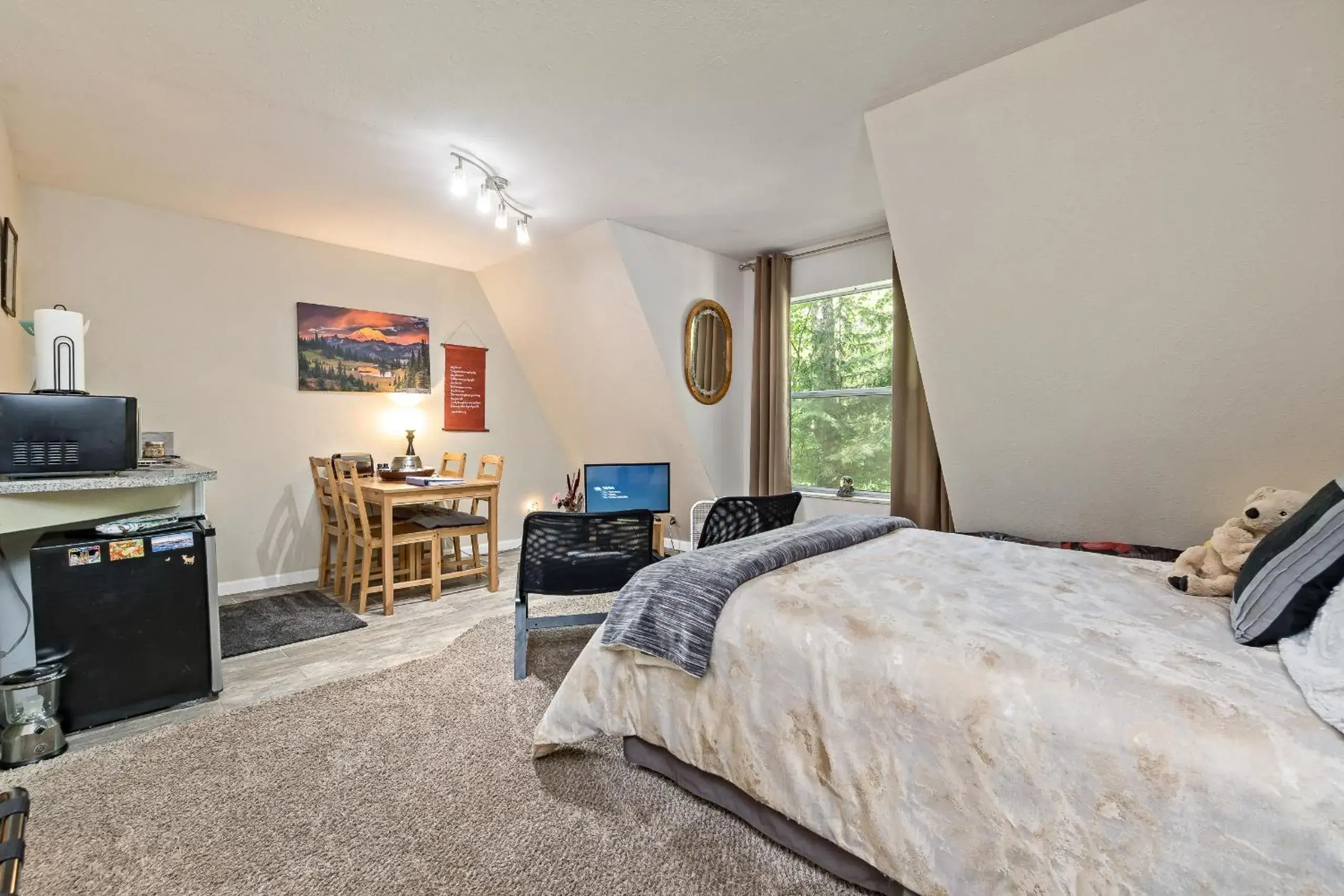 Living room, TV/Entertainment Center in Mountain Meadows Inn