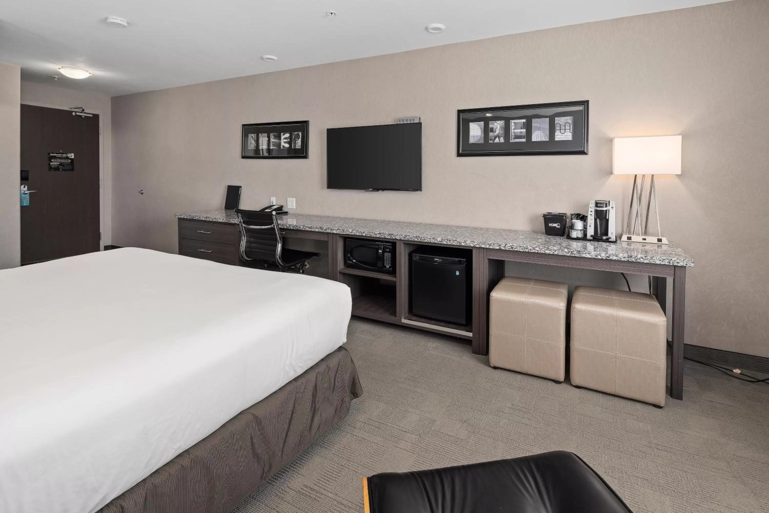 Business King Room in Home Inn & Suites Saskatoon South