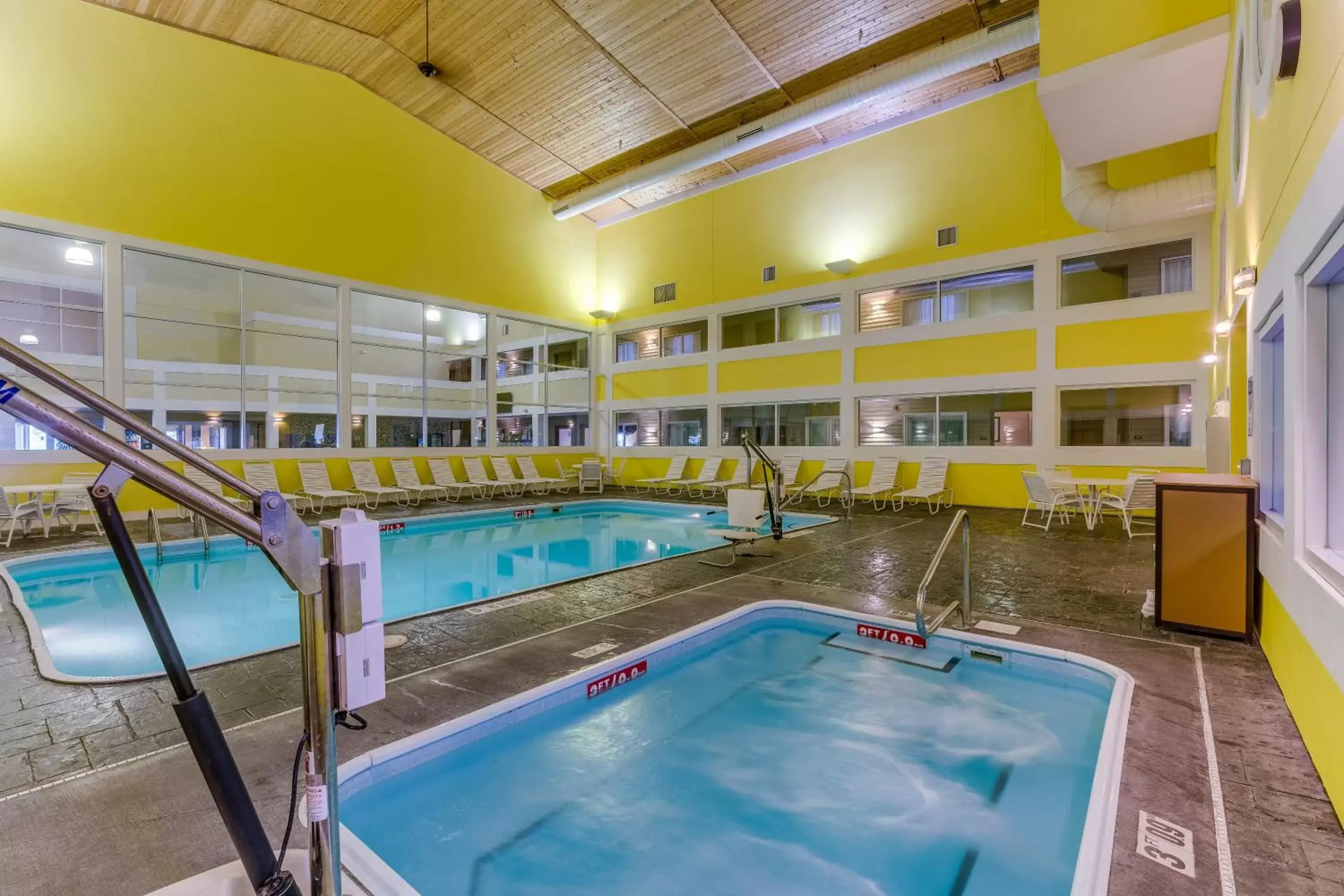 Swimming pool in Best Western Lakewinds Swimming pool in Best Western Lakewinds