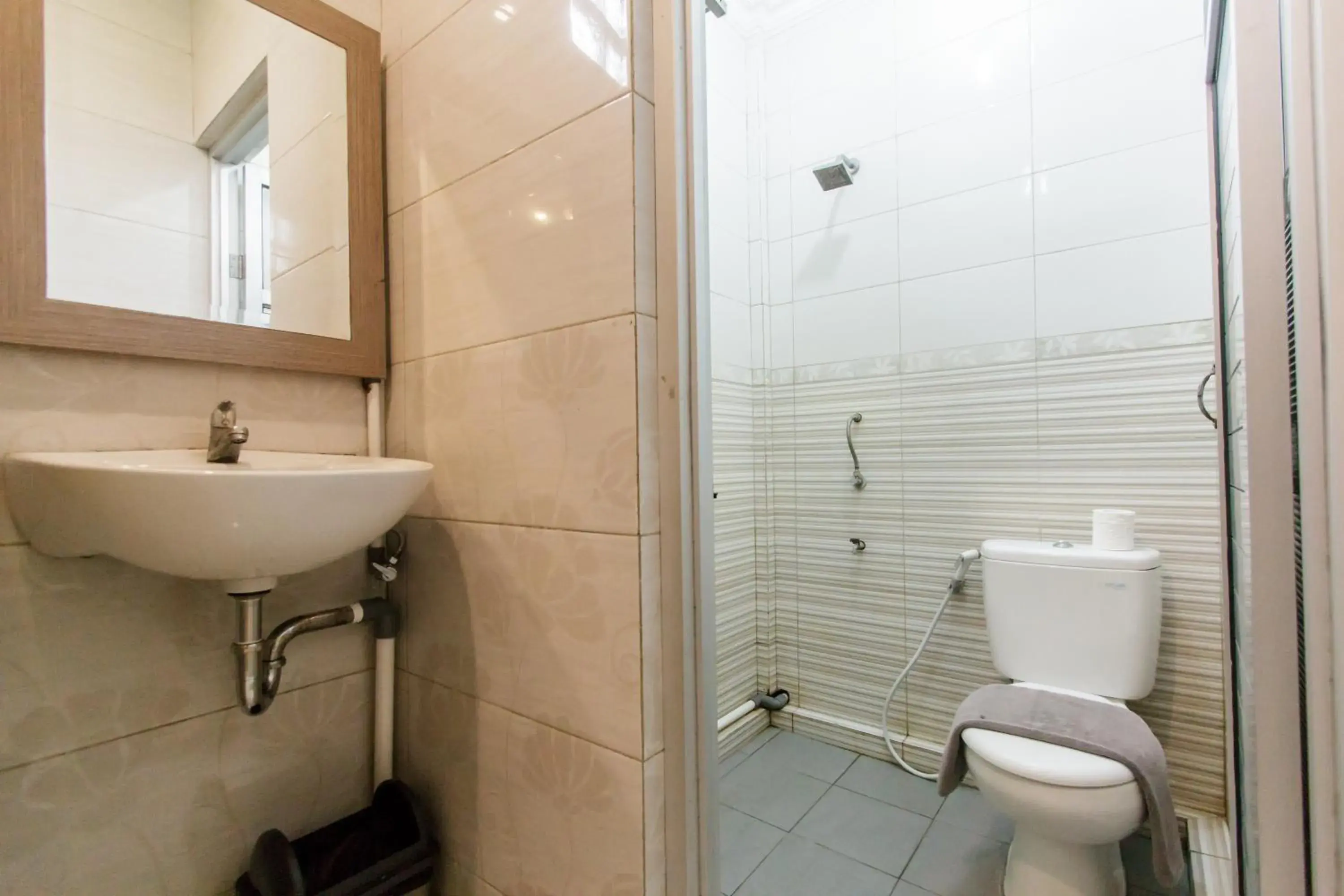 Bathroom in Angkul Angkul Beach inn Kuta