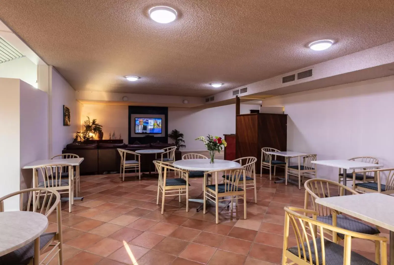 Communal lounge/ TV room, Restaurant/Places to Eat in Sails Geraldton Accommodation